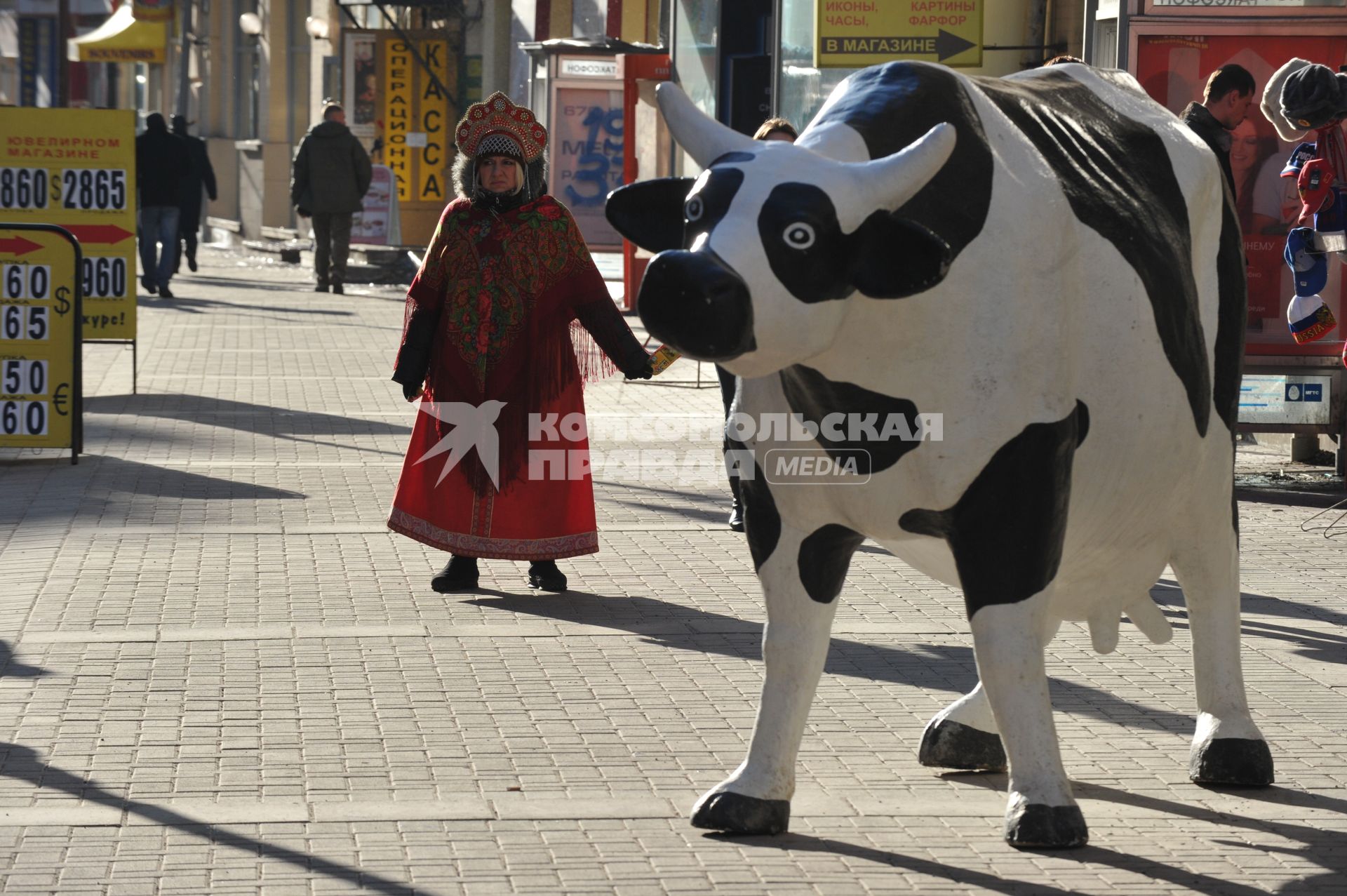 Жанровая фотография. Скульптура коровы на улице города.  Москва. 02 марта 2011 года.