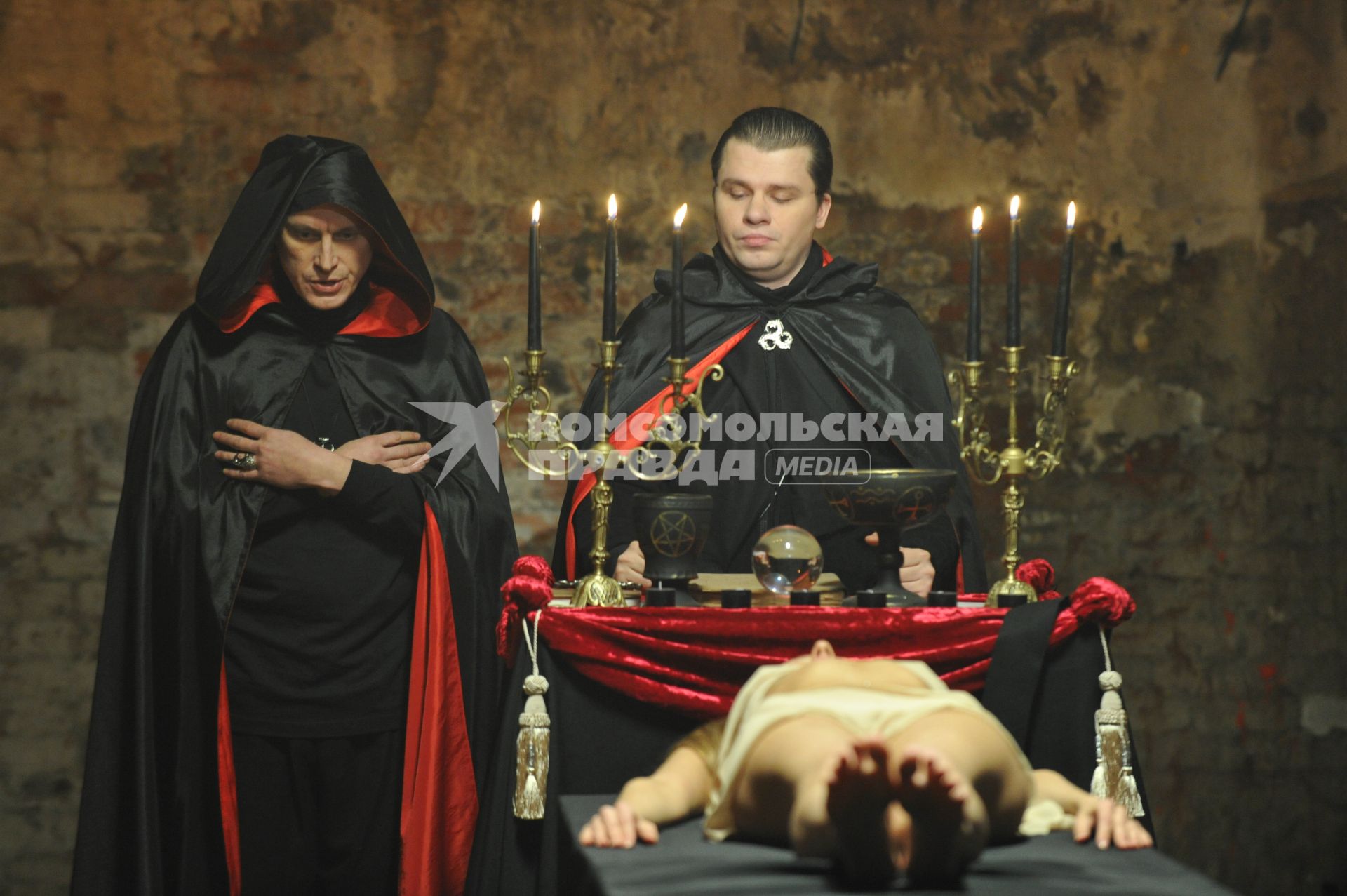 Съемки скетча телепрограммы \"Бульдог шоу\" под названием \"Сатанисты\". На снимке актер Гарик Бульдог Харламов (справа). Москва. 02 марта 2011 года.