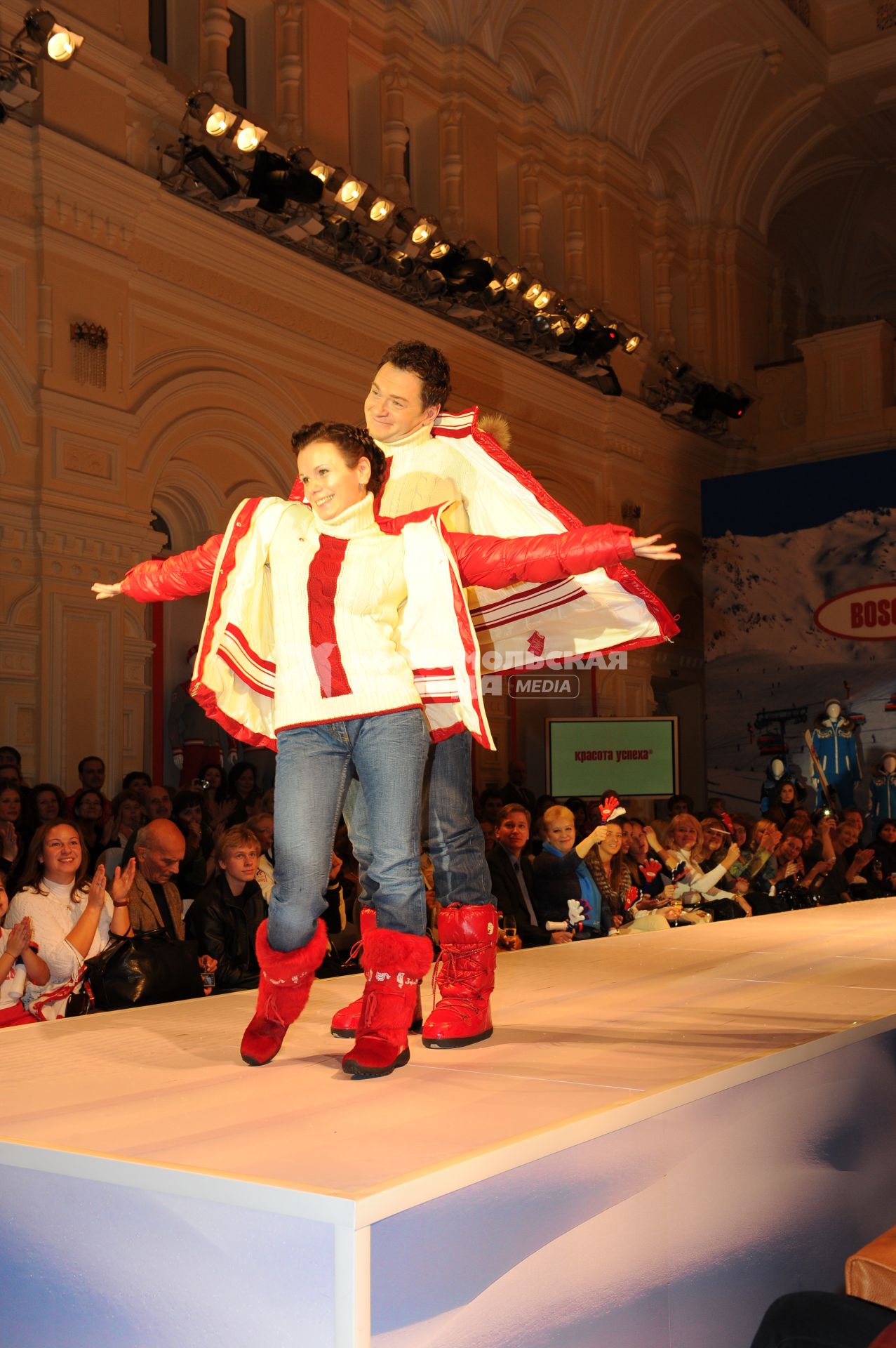 Юбилейная десятая неделя моды  BOSCOAFASHIONWEEK. Показ BOSCO SPORT. На снимке: фигуристы Алексей Тихонов и Мария Петрова. 18 октября 2011 года.