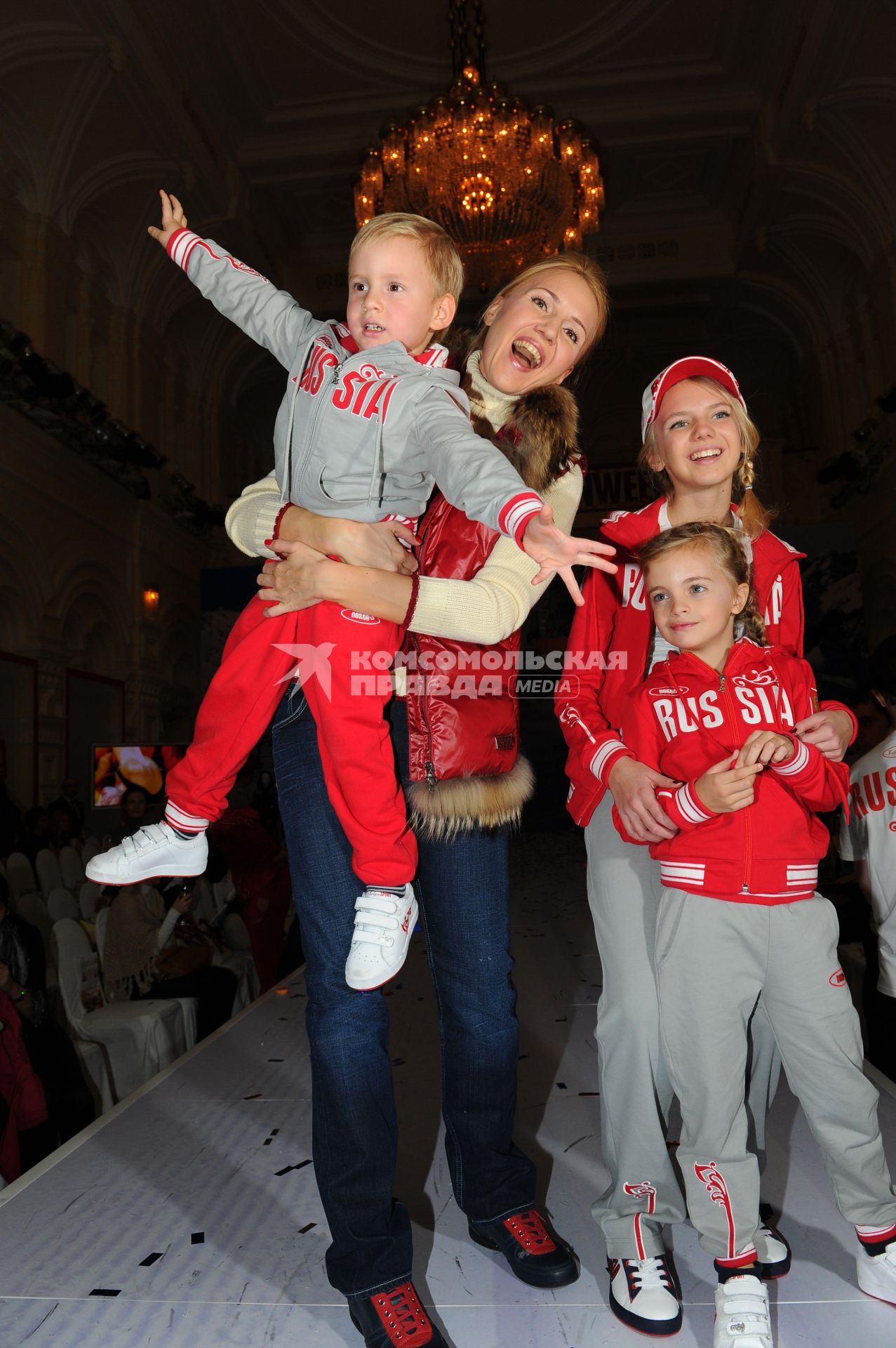 Юбилейная десятая неделя моды  BOSCOAFASHIONWEEK. Показ BOSCO SPORT. На снимке: телеведущая Юлия Бордовских с сыном Федором.18 октября 2011 года.
