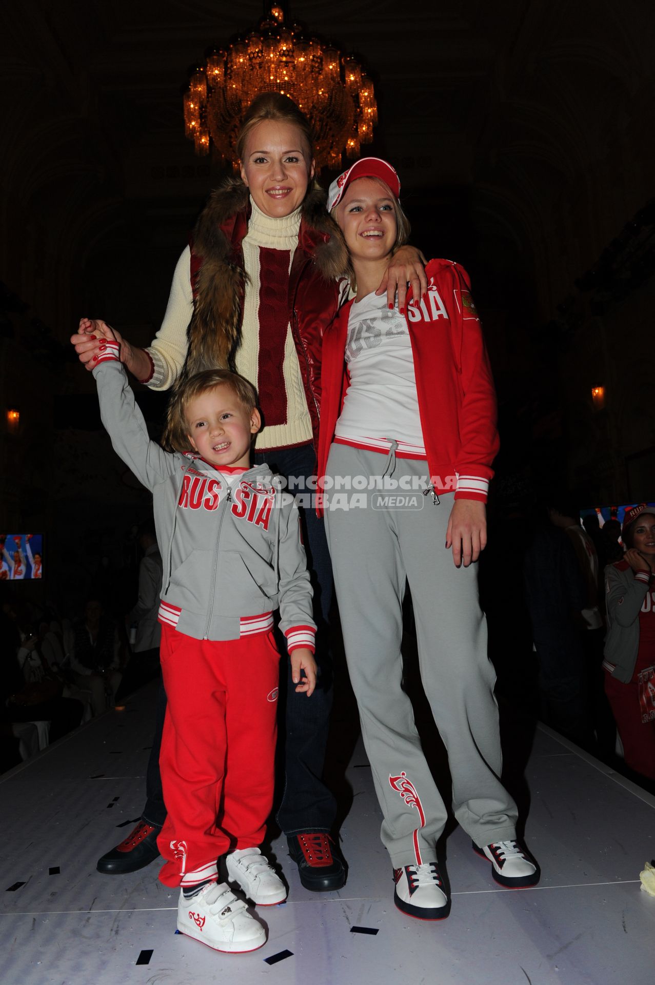Юбилейная десятая неделя моды  BOSCOAFASHIONWEEK. Показ BOSCO SPORT. На снимке: телеведущая Юлия Бордовских с сыном Федором и дочкой Машей. 18 октября 2011 года.