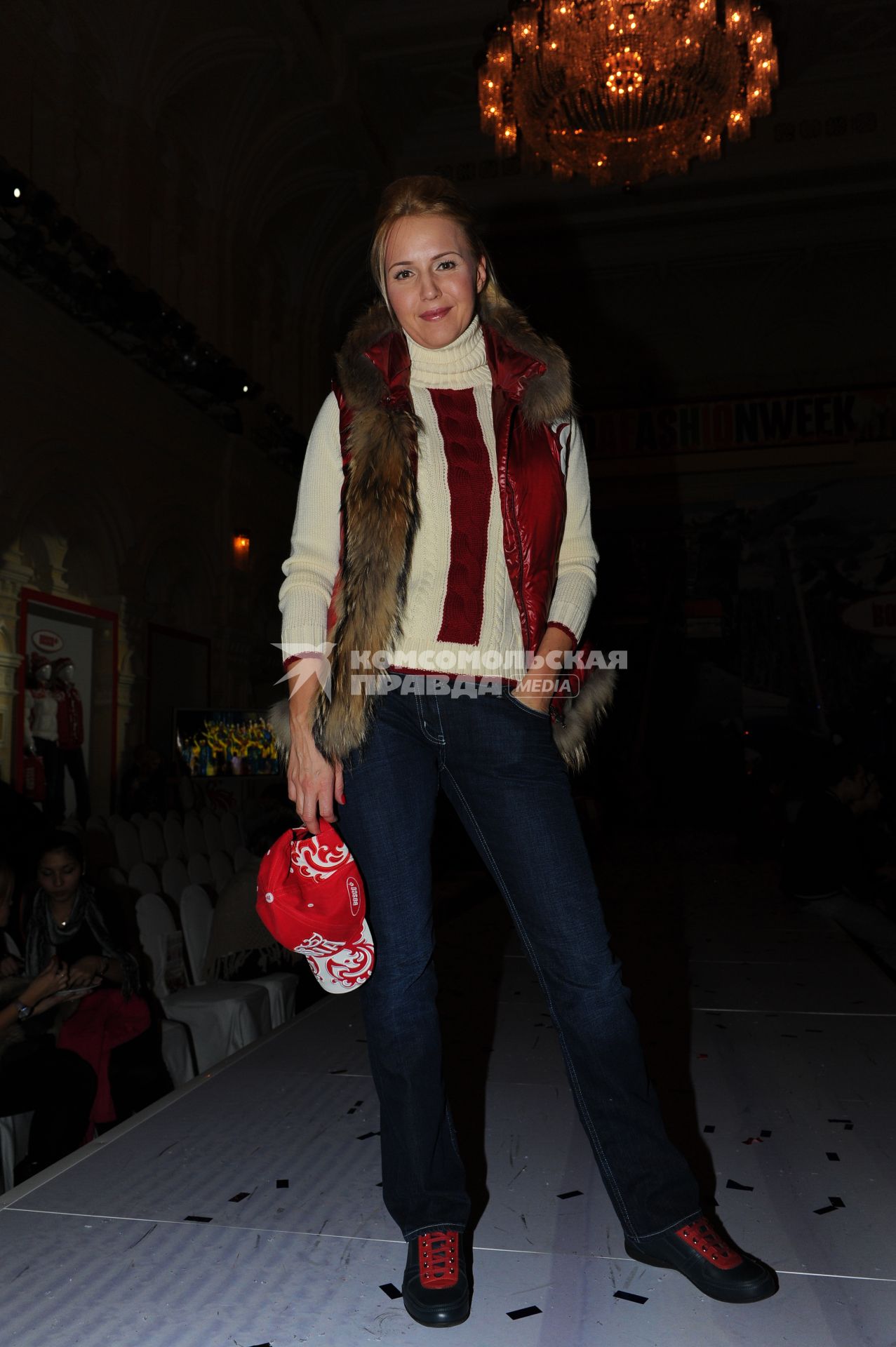 Юбилейная десятая неделя моды  BOSCOAFASHIONWEEK. Показ BOSCO SPORT. На снимке: телеведущая Юлия Бордовских. 18 октября 2011 года.