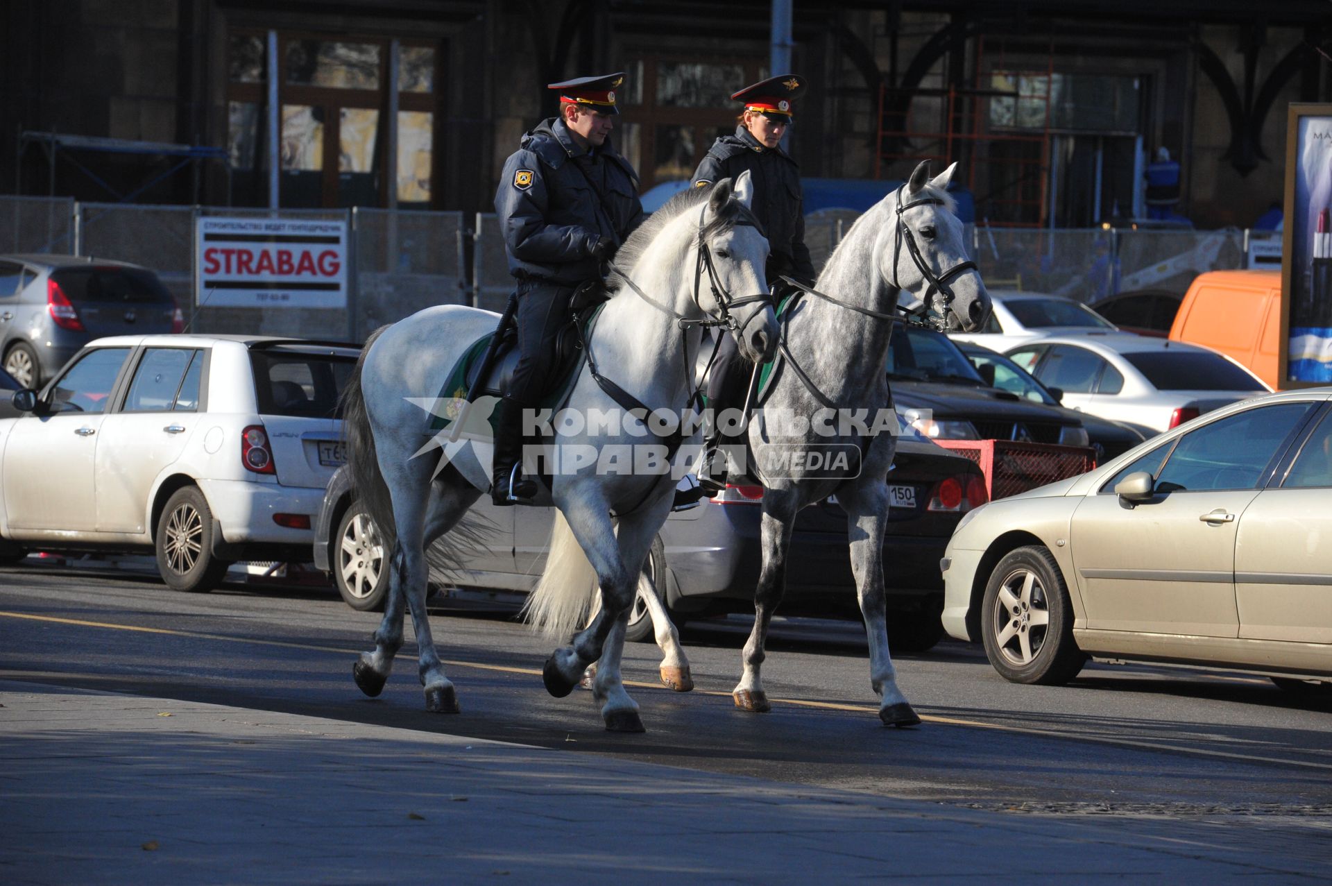 Охрана правопорядка. На снимке: конный патруль на улицах города. 18 октября 2011 года.