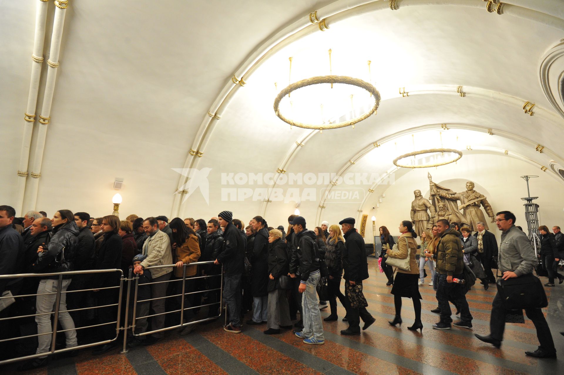 Пассажиры в метрополитене в час пик. 18 октября 2011 года.