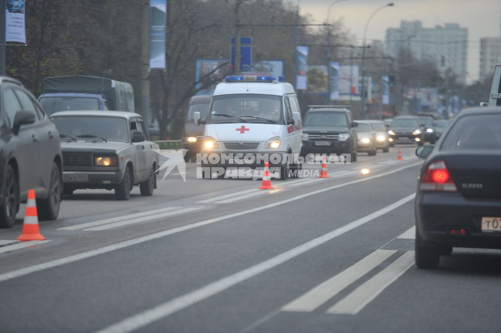 Выделенная полоса на дороге. Машина скорой помощи в автомобильной пробке. 19 октября  2011 года.