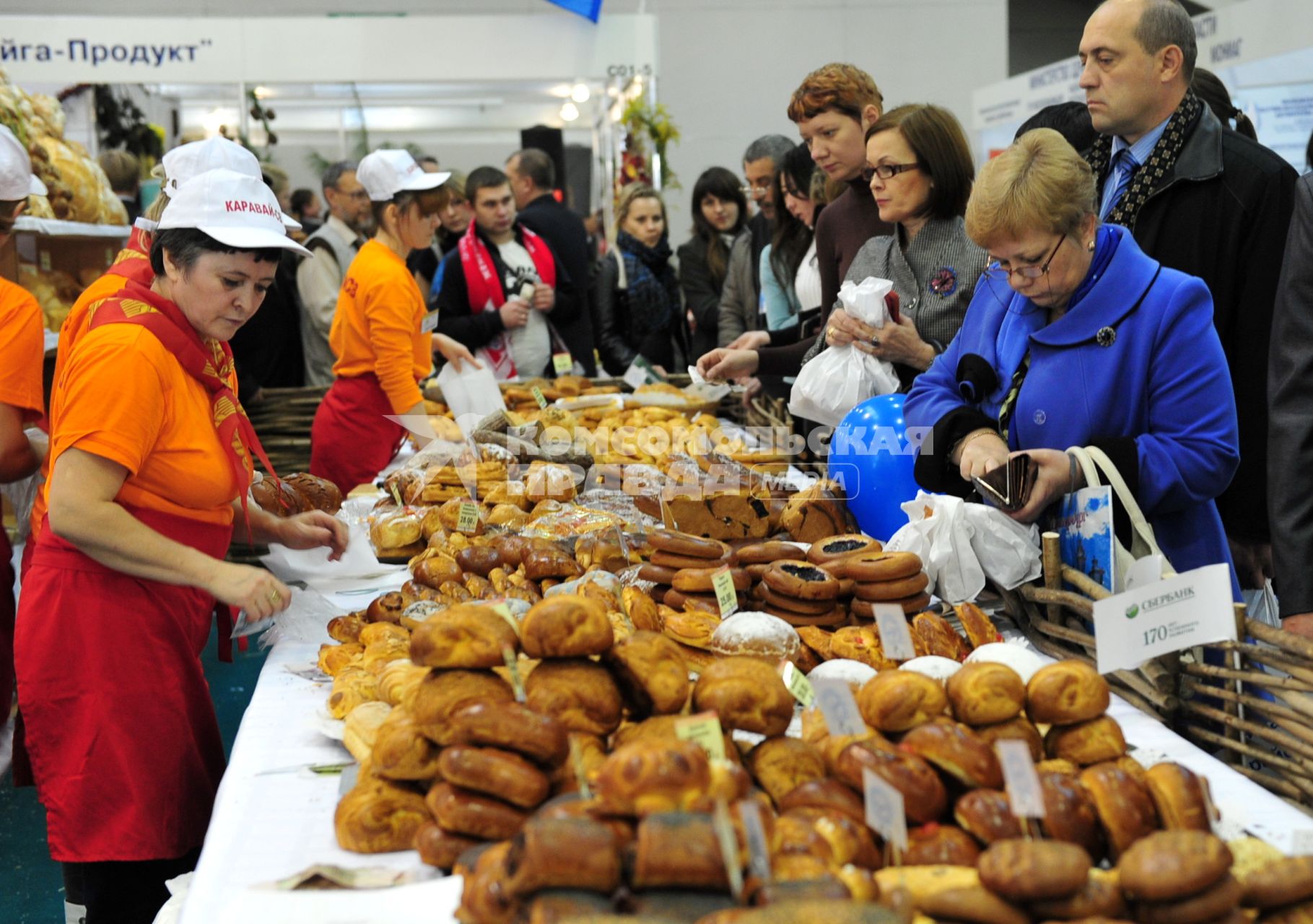 Выставка ПОДМОСКОВЬЕ-2011. На снимке: посетители выстави у прилавка с хлебобулочными изделиями. 19 октября 2011 года.