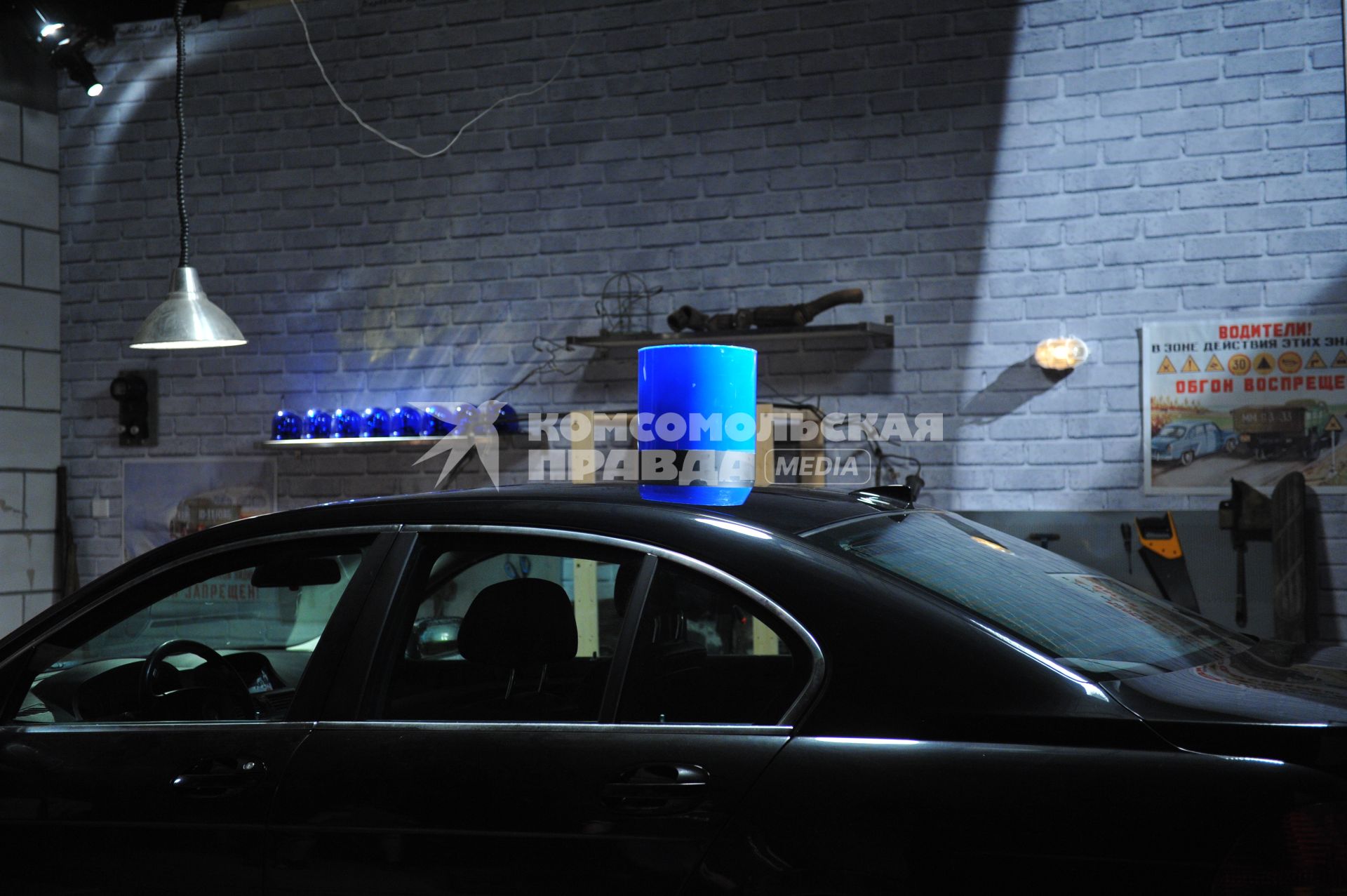 Съемки телепередачи БОЛЬШАЯ РАЗНИЦА. На снимке: гараж, машина со спецсигналом на крыше. Синее ведерко. Проблесковый маячок 28 июля 2011 года.