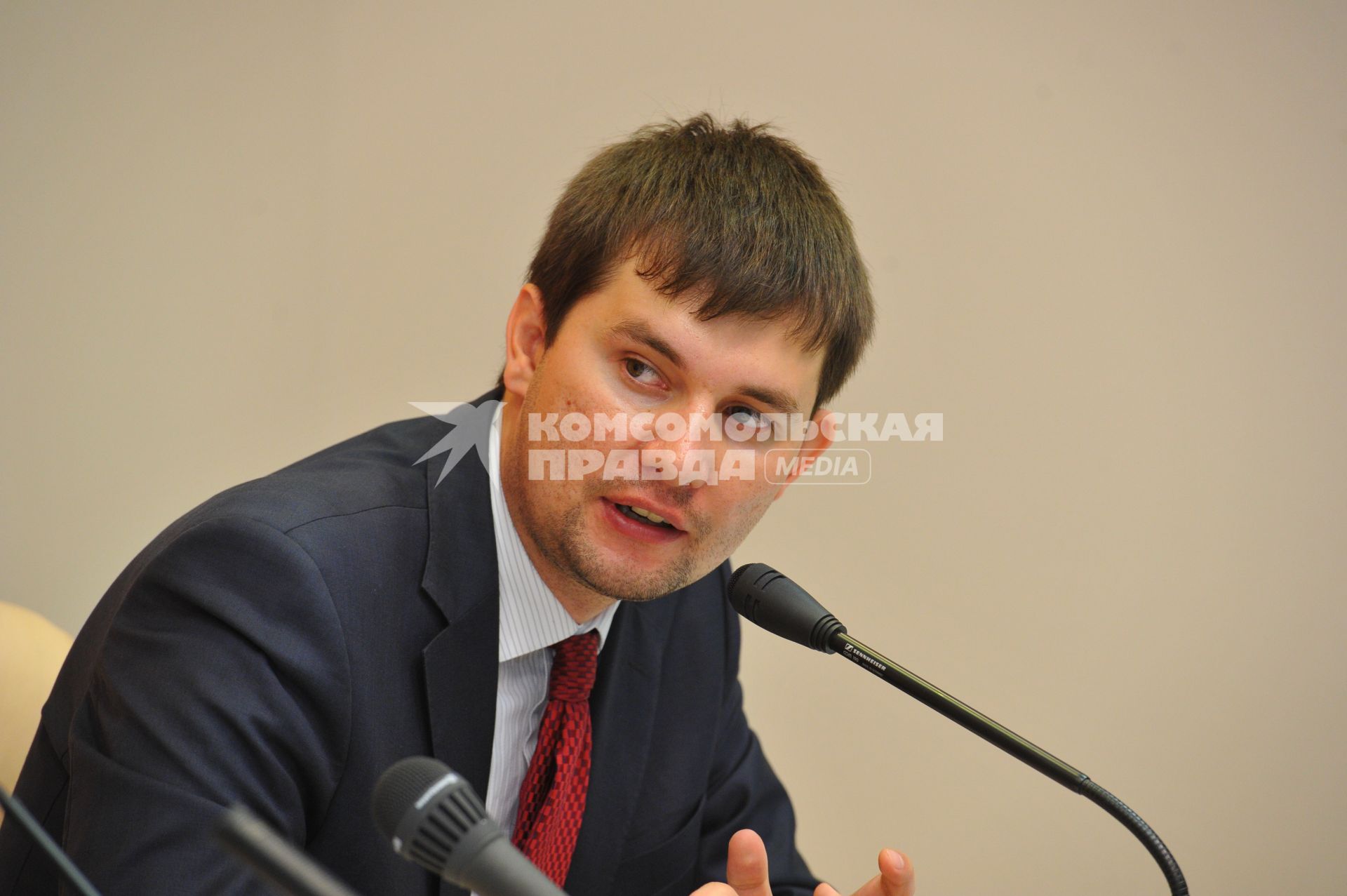 Заместитель начальника управления по защите прав субъектов персональных данных Роскомнадзора Юрий Контемиров в ИД КП. 8 августа 2011 года.