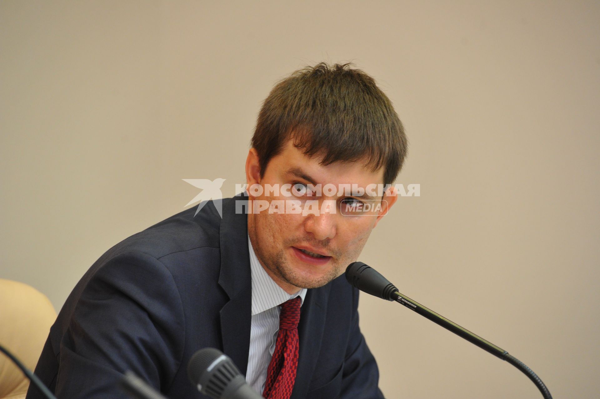 Заместитель начальника управления по защите прав субъектов персональных данных Роскомнадзора Юрий Контемиров в ИД КП. 8 августа 2011 года.