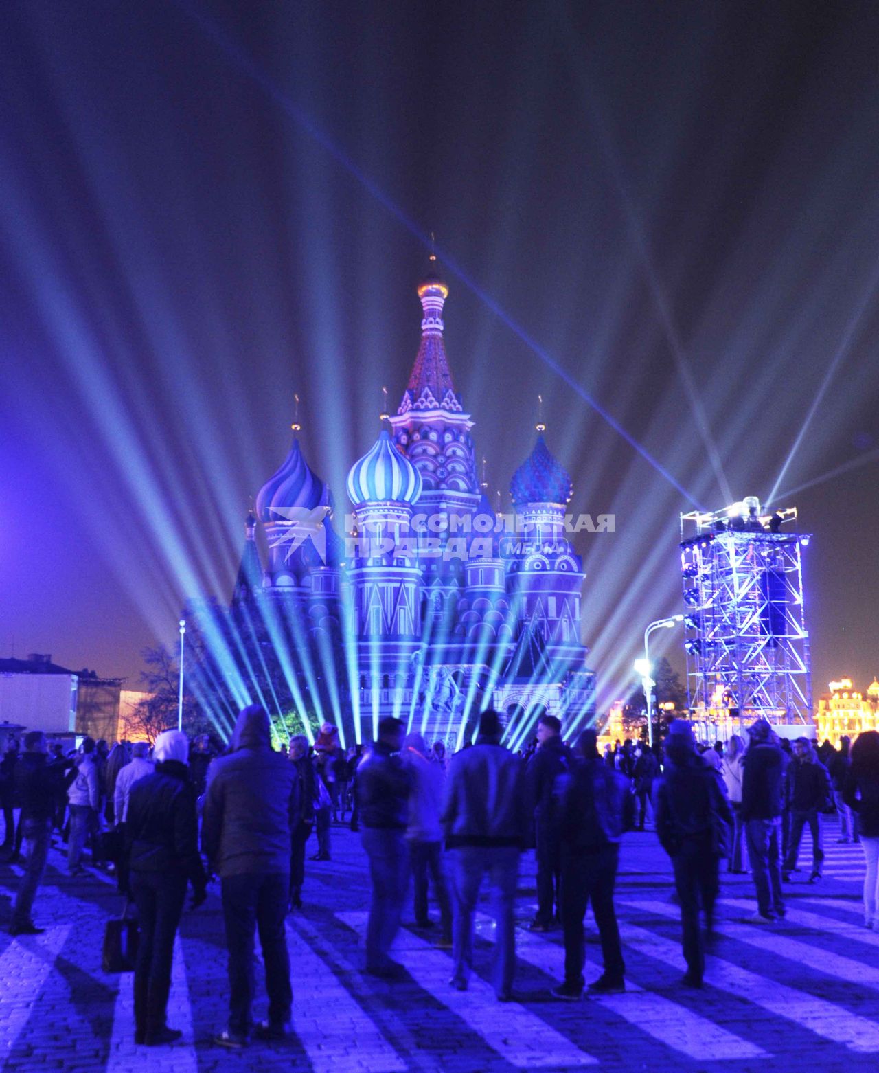 Москва. Старт первого Московского международного фестиваля  КРУГ СВЕТА. На снимке: Храм Василия Блаженного расположенный на Красной площади. 23 октября 2011 г.