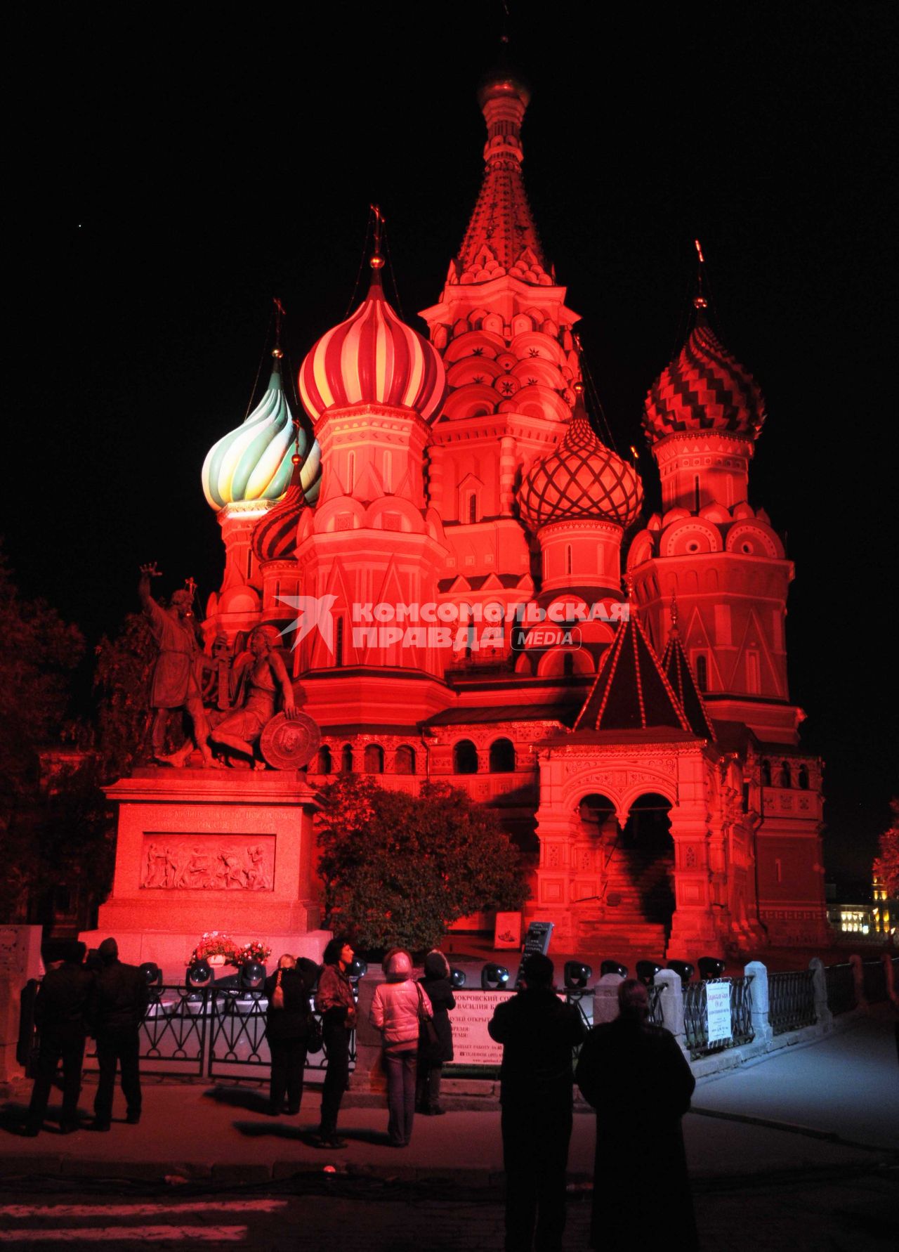 Москва. Старт первого Московского международного фестиваля  КРУГ СВЕТА. На снимке: Храм Василия Блаженного расположенный на Красной площади. 23 октября 2011 г.