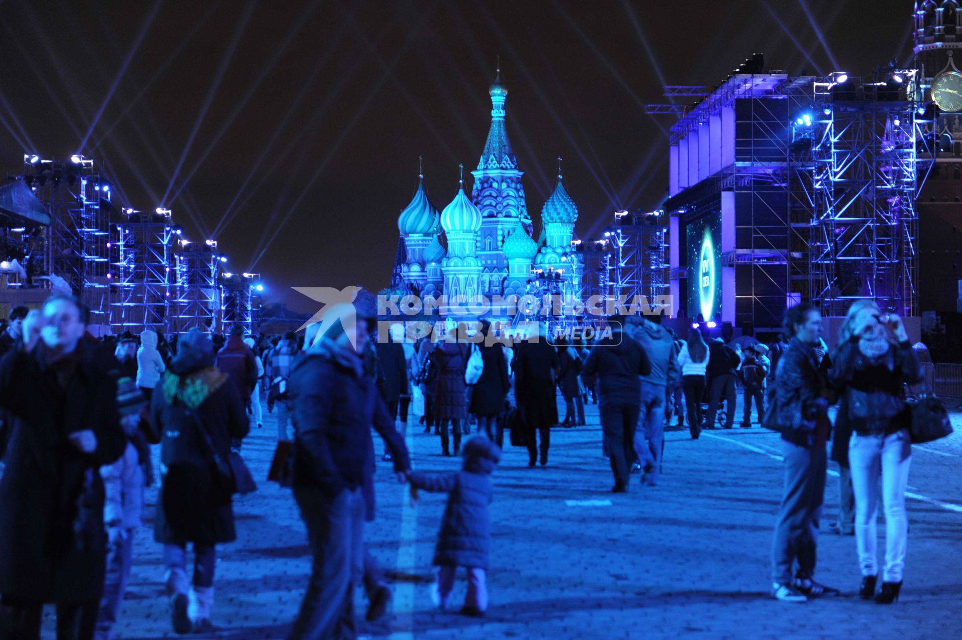 Москва. Старт первого Московского международного фестиваля  КРУГ СВЕТА. На снимке: Храм Василия Блаженного расположенный на Красной площади. 23 октября 2011 г.