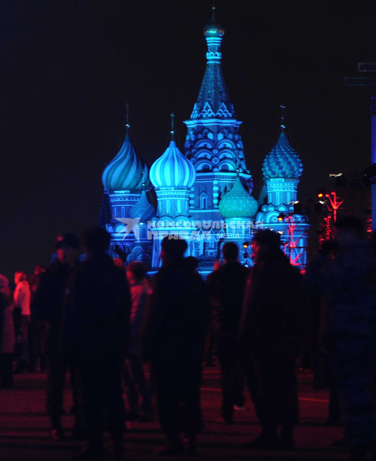 Москва. Старт первого Московского международного фестиваля  КРУГ СВЕТА. На снимке: Храм Василия Блаженного расположенный на Красной площади. 23 октября 2011 г.