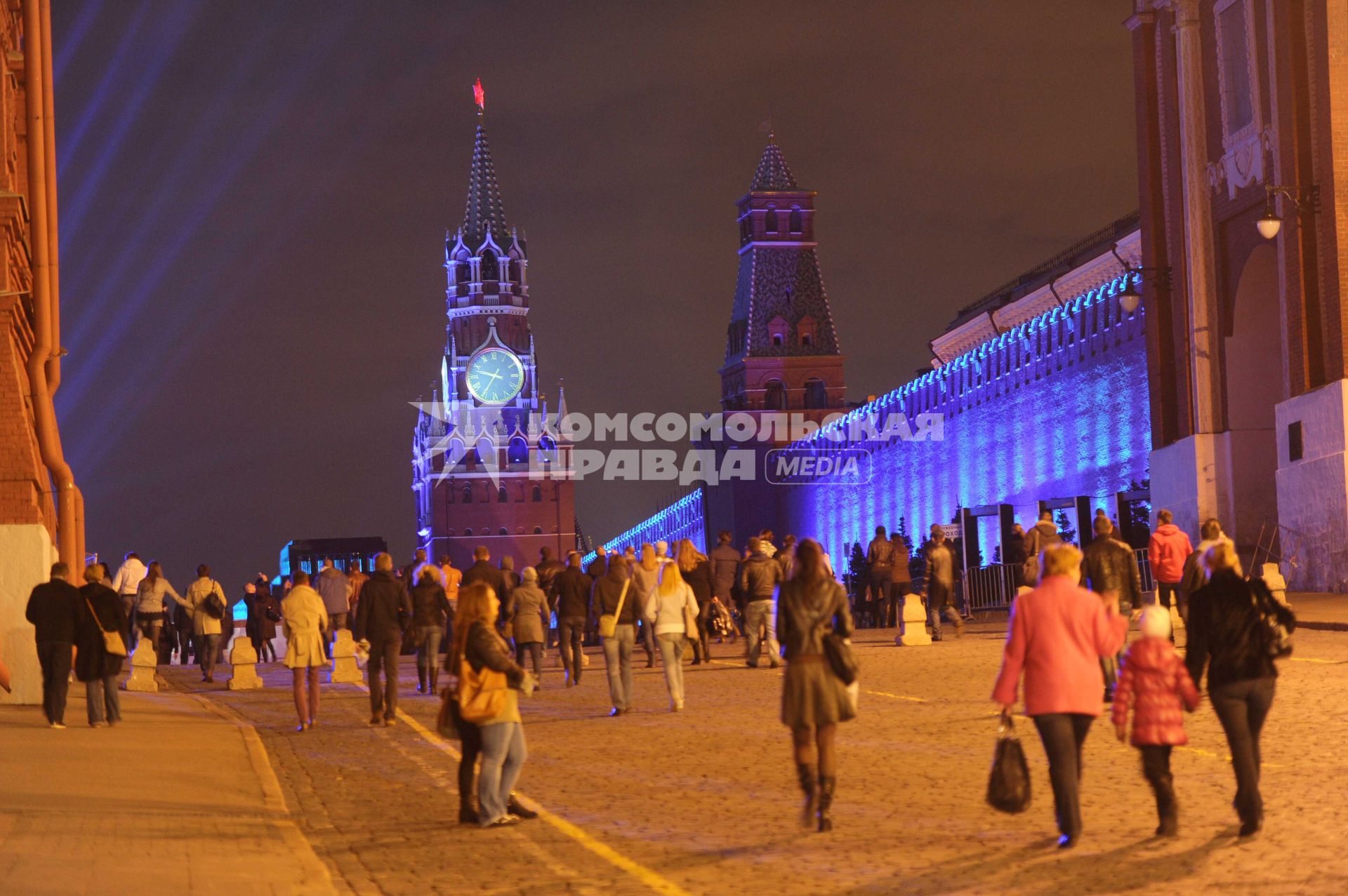 Москва. Старт первого Московского международного фестиваля  КРУГ СВЕТА. На снимке: Спасская башня расположенная на Красной площади. 23 октября 2011 г.