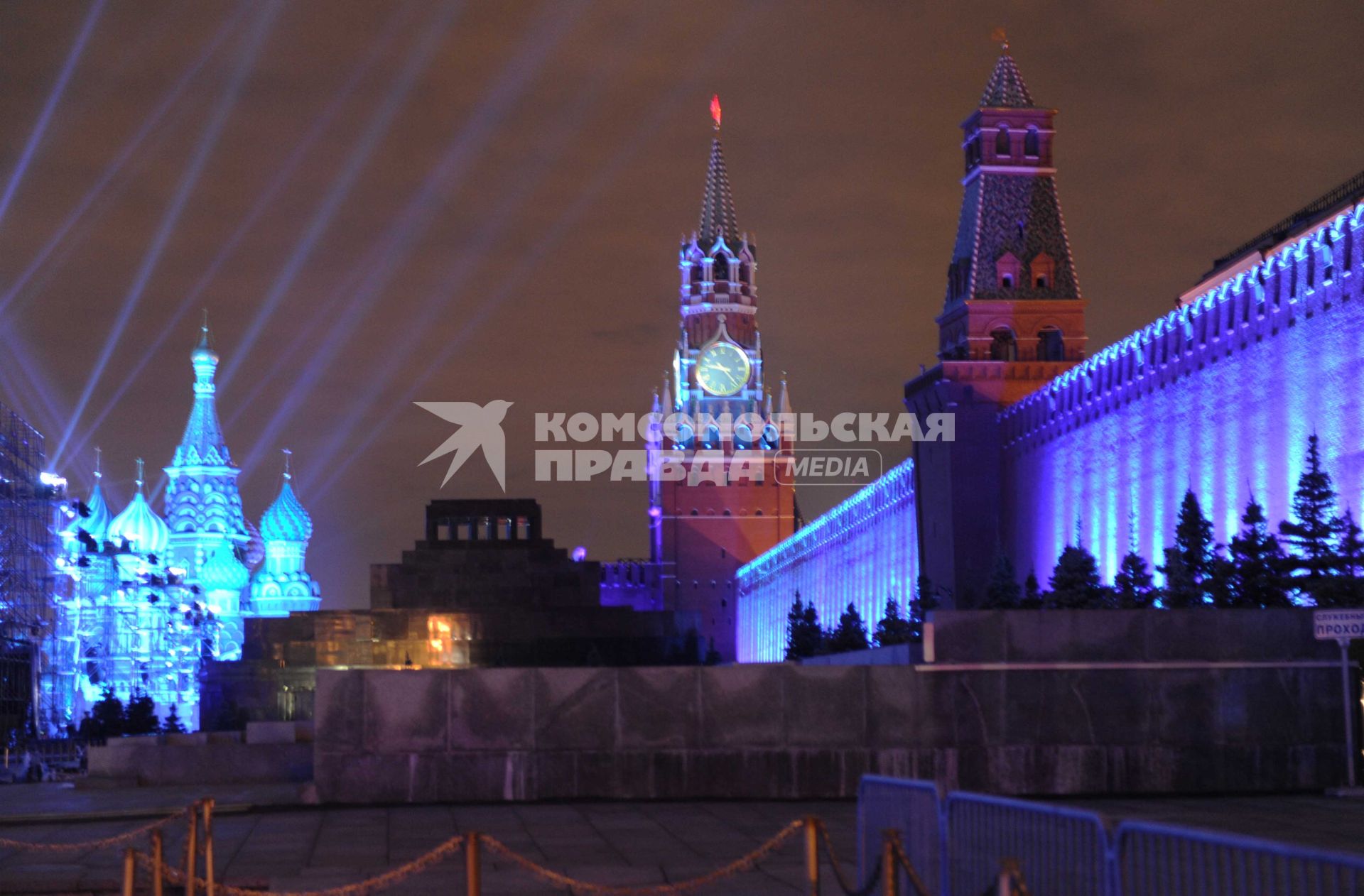 Москва. Старт первого Московского международного фестиваля  КРУГ СВЕТА. На снимке: (слева) Храм Василия Блаженного и Спасская башня расположенные на Красной площади. 23 октября 2011 г.