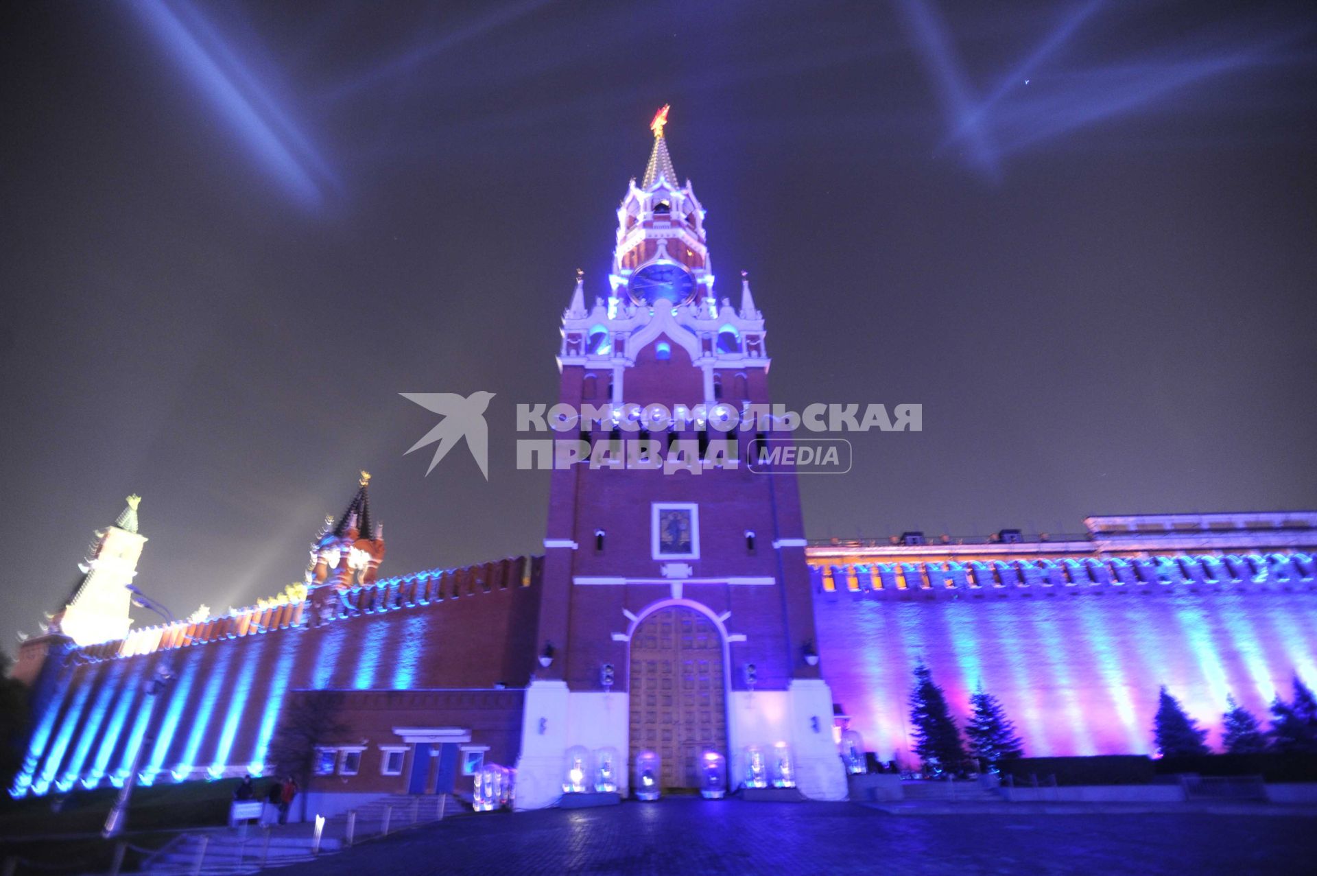 Москва. Старт первого Московского международного фестиваля  КРУГ СВЕТА. На снимке: Спасская башня расположенная на Красной площади. 23 октября 2011 г.