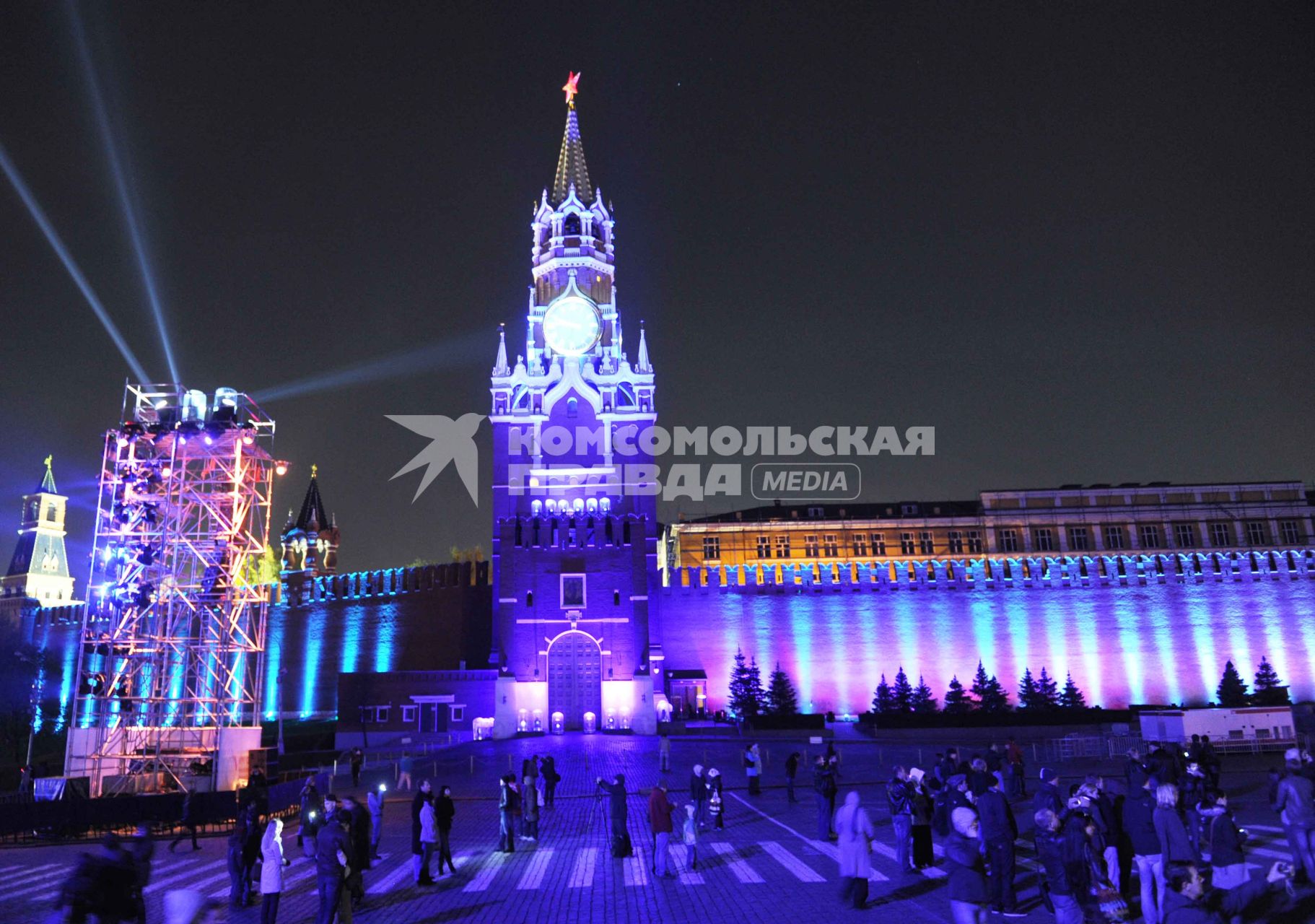 Москва. Старт первого Московского международного фестиваля  КРУГ СВЕТА. На снимке: Спасская башня расположенная на Красной площади. 23 октября 2011 г.