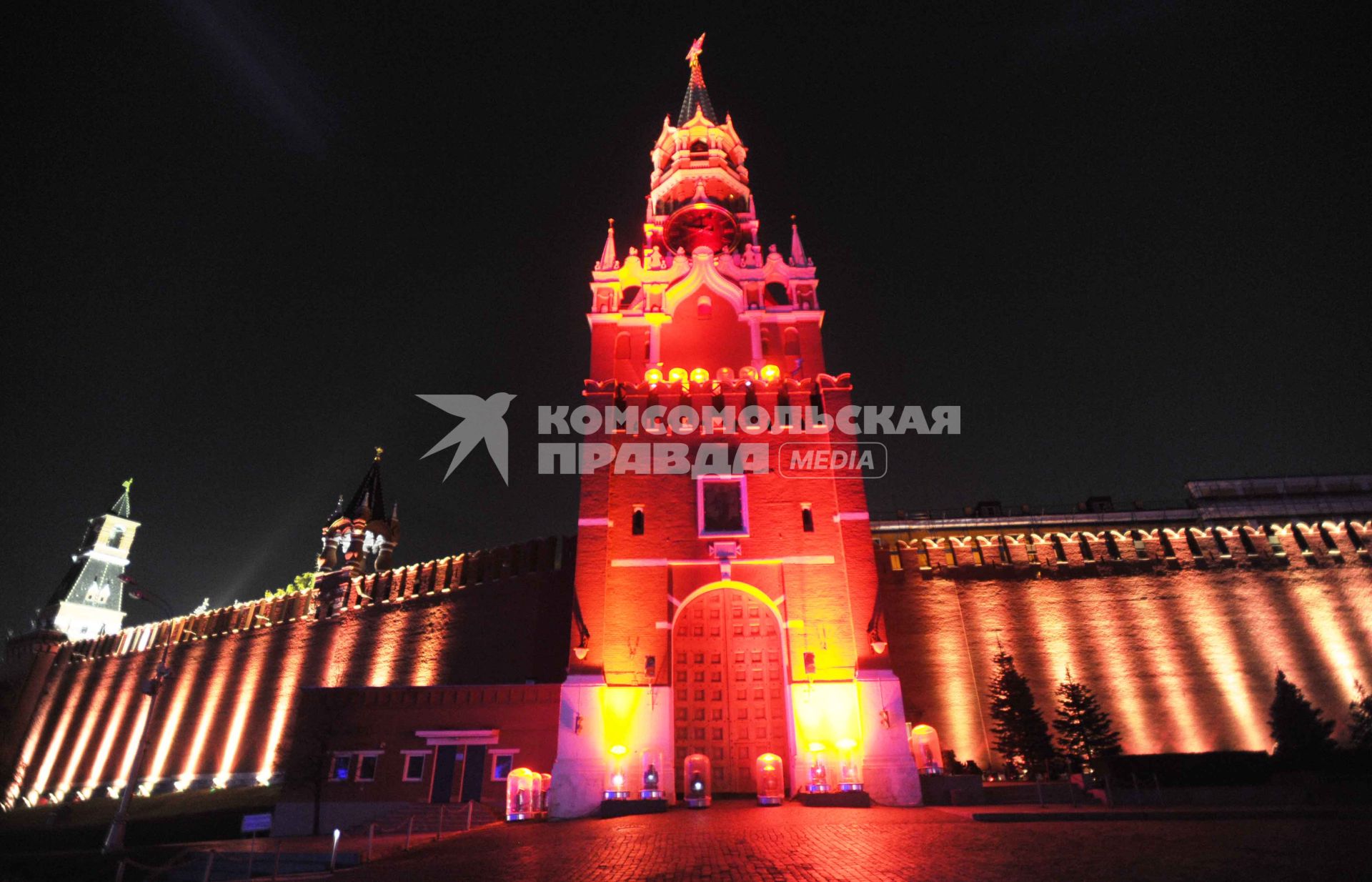 Москва. Старт первого Московского международного фестиваля  КРУГ СВЕТА. На снимке: Спасская башня расположенная на Красной площади. 23 октября 2011 г.