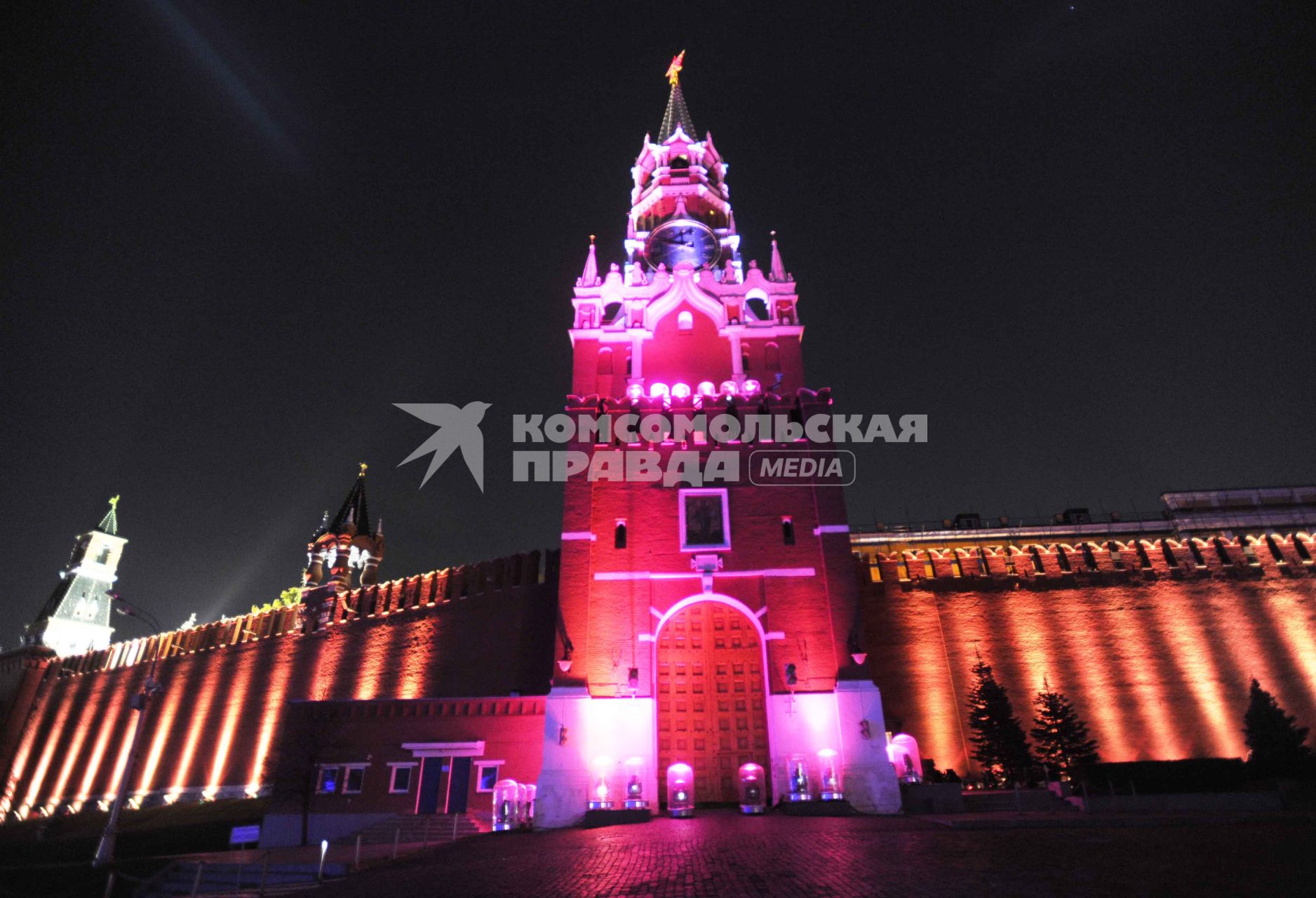 Москва. Старт первого Московского международного фестиваля  КРУГ СВЕТА. На снимке: Спасская башня расположенная на Красной площади. 23 октября 2011 г.