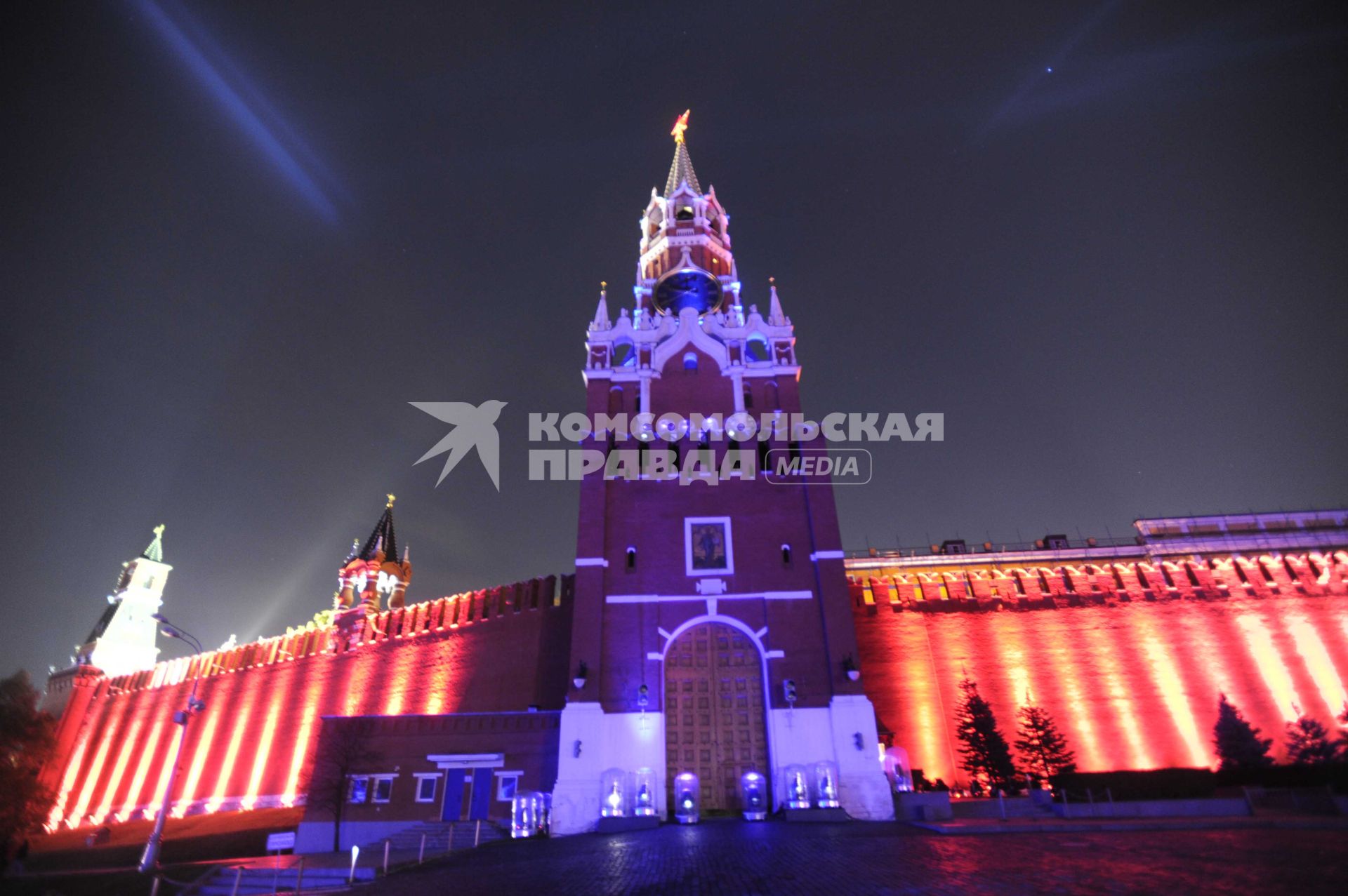 Москва. Старт первого Московского международного фестиваля  КРУГ СВЕТА. На снимке: Спасская башня расположенная на Красной площади. 23 октября 2011 г.