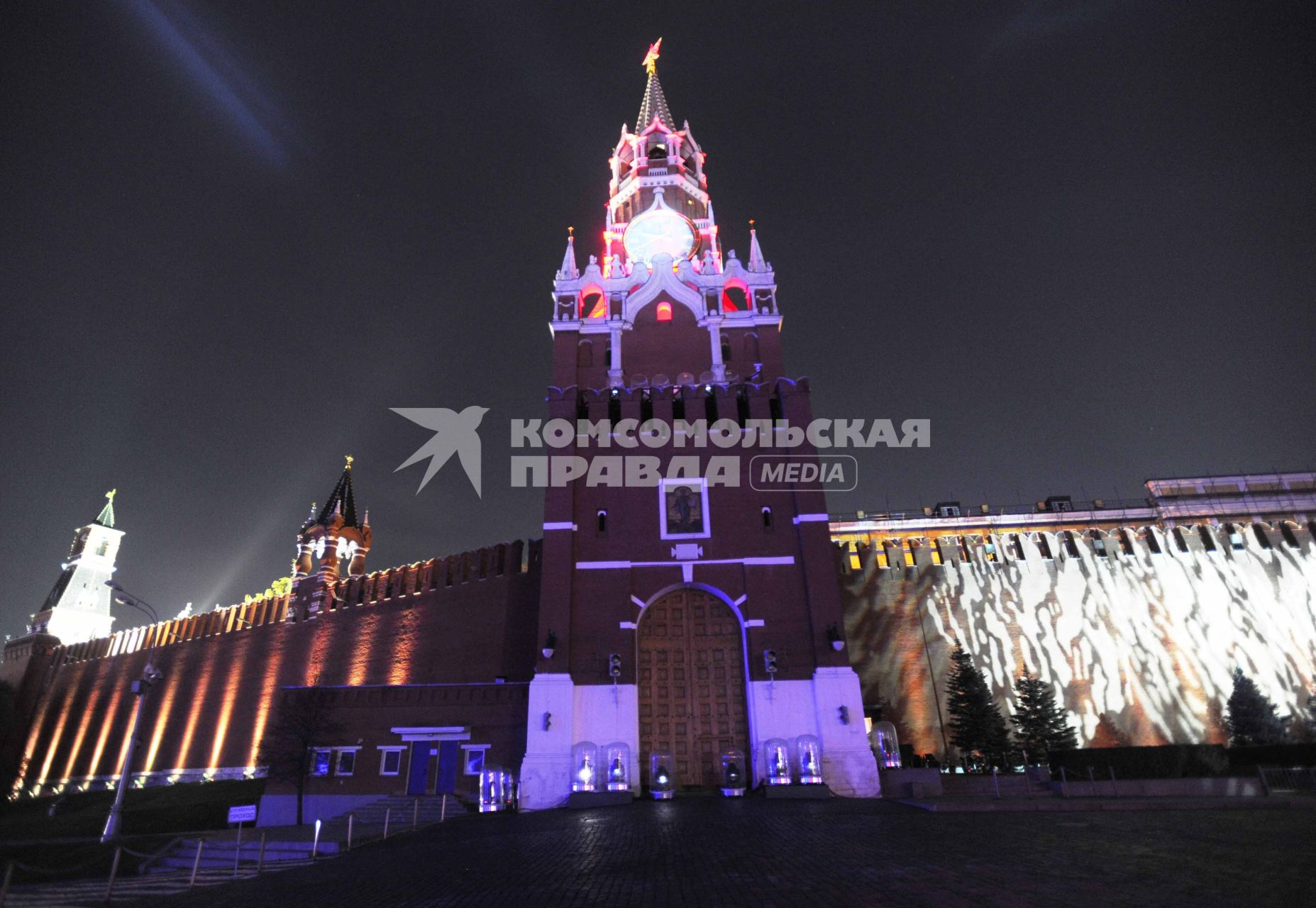 Москва. Старт первого Московского международного фестиваля  КРУГ СВЕТА. На снимке: Спасская башня расположенная на Красной площади. 23 октября 2011 г.