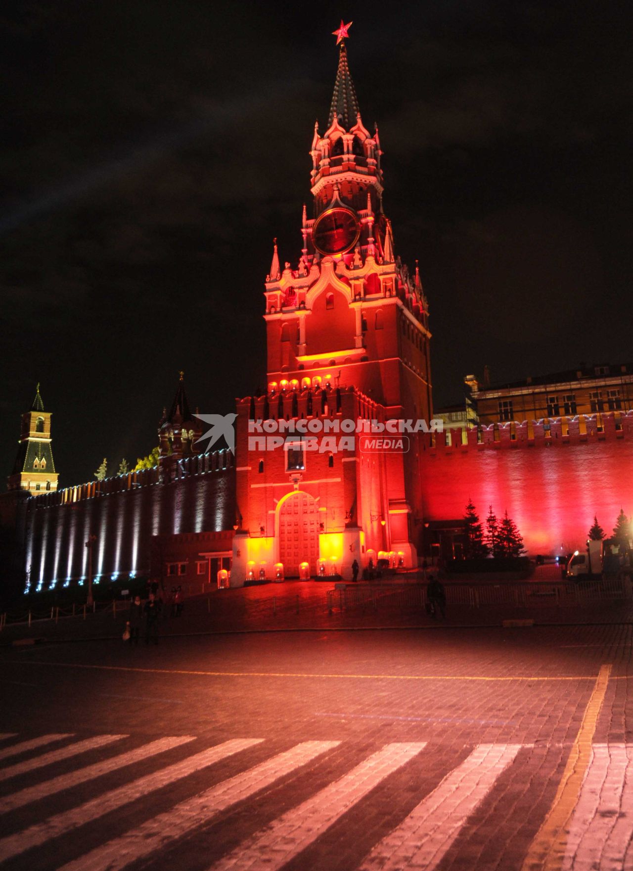 Москва. Старт первого Московского международного фестиваля  КРУГ СВЕТА. На снимке: Спасская башня расположенная на Красной площади. 23 октября 2011 г.