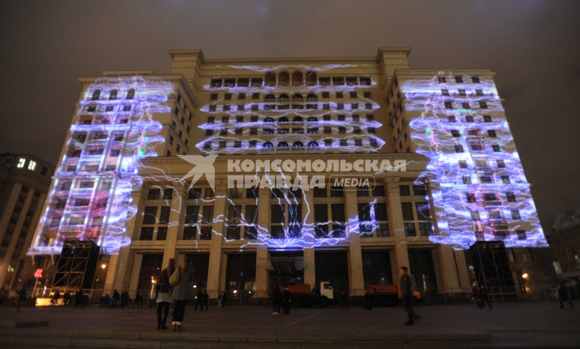 Москва. Старт первого Московского международного фестиваля  КРУГ СВЕТА. На снимке: гостиница МОСКВА расположенная на Манежной площади. 23 октября 2011 г.