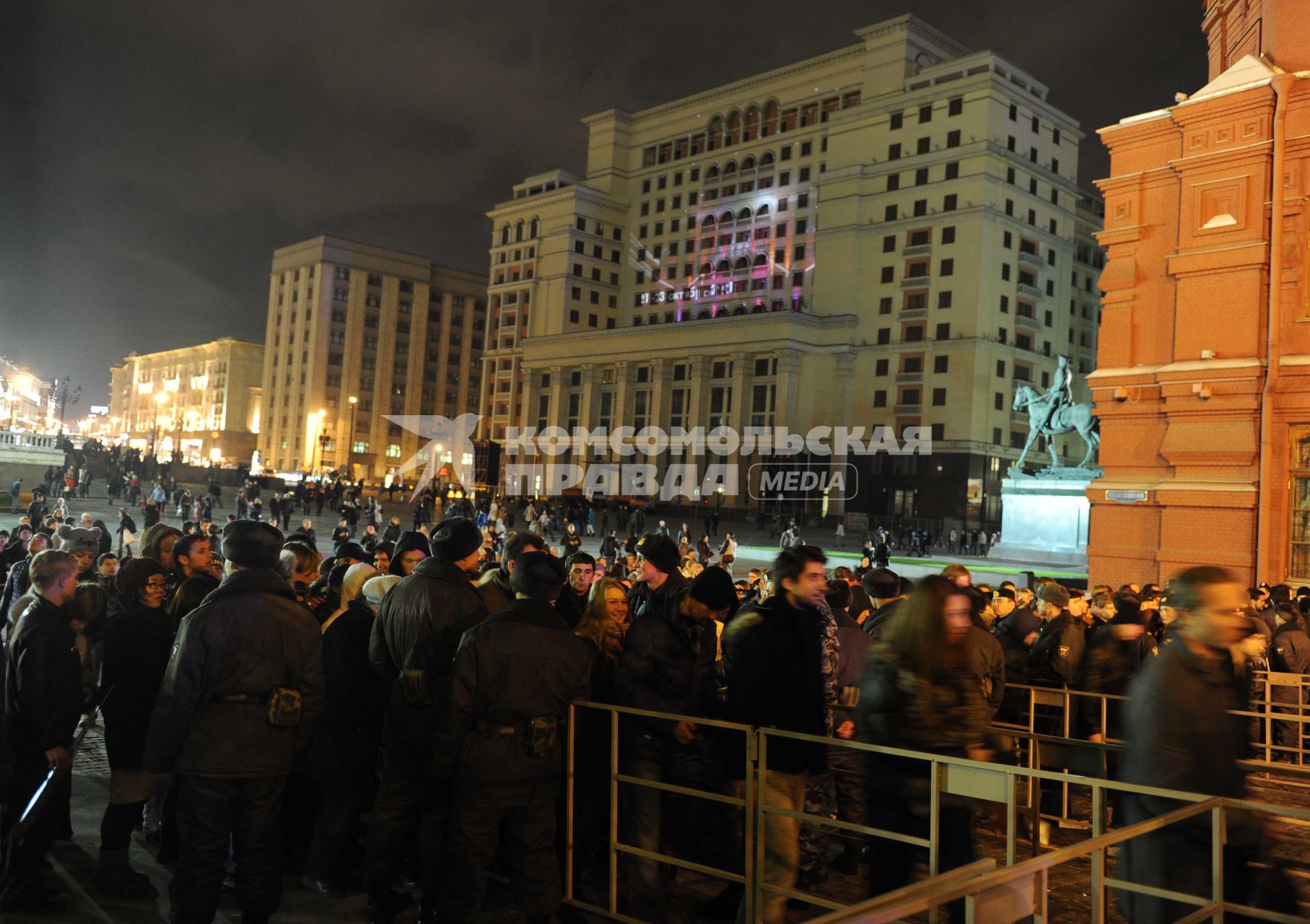 Москва. Старт первого Московского международного фестиваля  КРУГ СВЕТА. На снимке: гостиница МОСКВА расположенная на Манежной площади. 23 октября 2011 г.