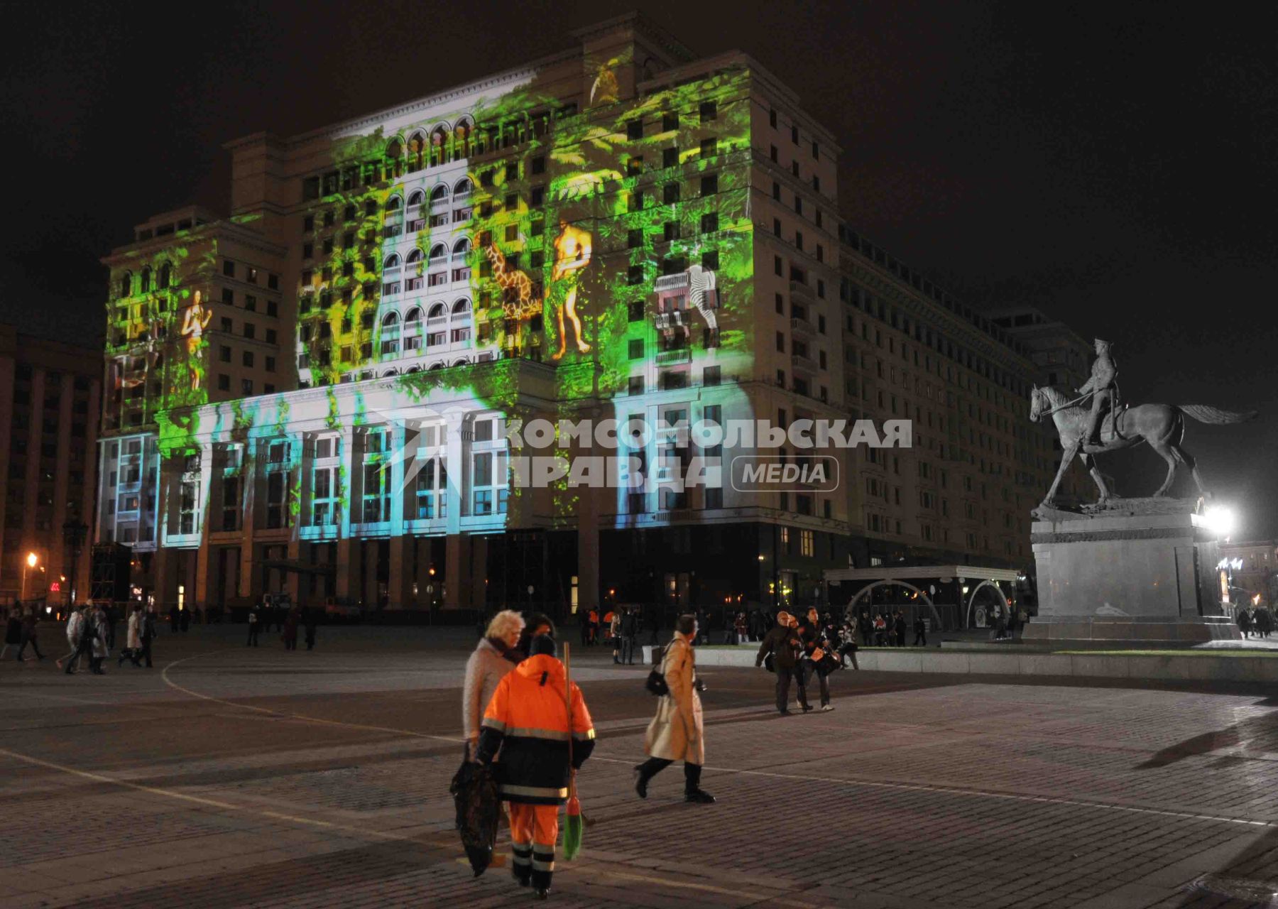 Москва. Старт первого Московского международного фестиваля  КРУГ СВЕТА. На снимке: гостиница МОСКВА расположенная на Манежной площади. 23 октября 2011 г.