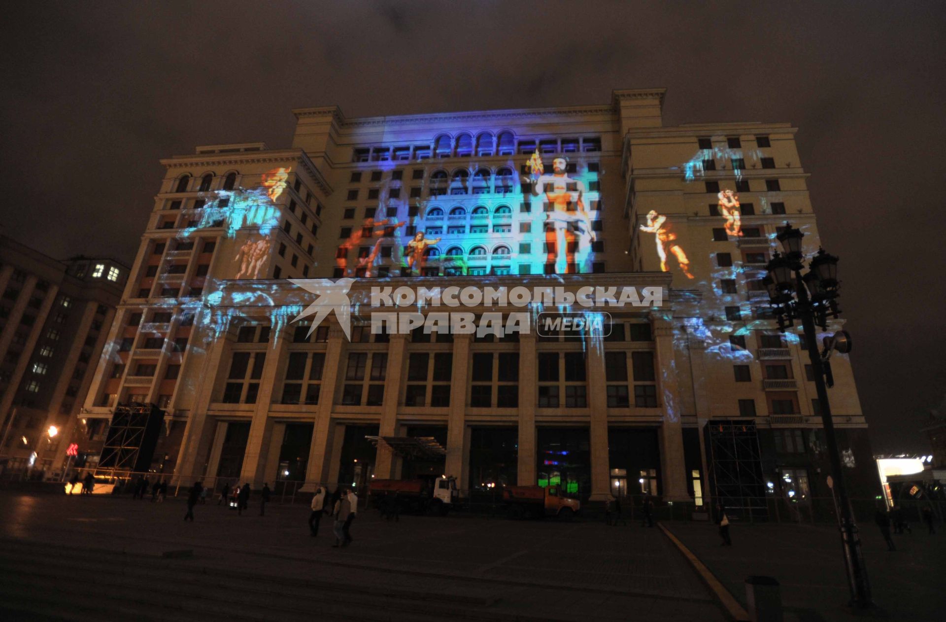 Москва. Старт первого Московского международного фестиваля  КРУГ СВЕТА. На снимке: гостиница МОСКВА расположенная на Манежной площади. 23 октября 2011 г.