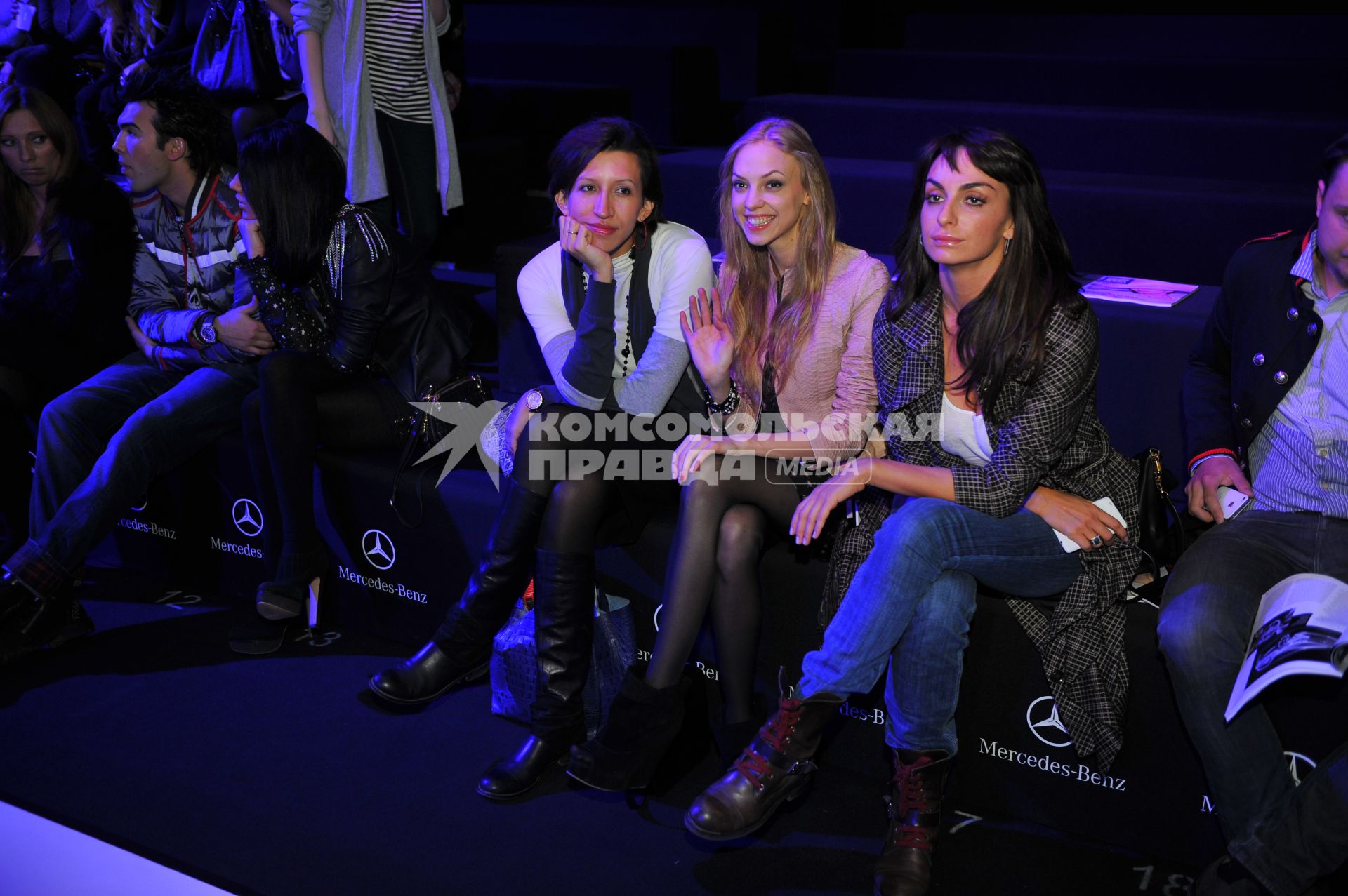 Показ колеекции Тимати BLACK STAR BY TIMATI & ANDREI PONOMAREV на неделе моды Mercedes-Benz Fashion Week. На снимке: участницы COMEDY WOMEN Екатерина Варнава и Елена Юшкевич (слева).  23 октября 2011 года.