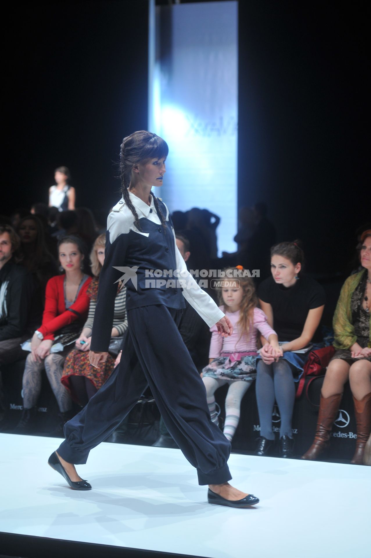 Во время показа коллекции марки ХАКАМА в рамках Mercedes-Benz Fashion Week Russia. 23 октября 2011 года.