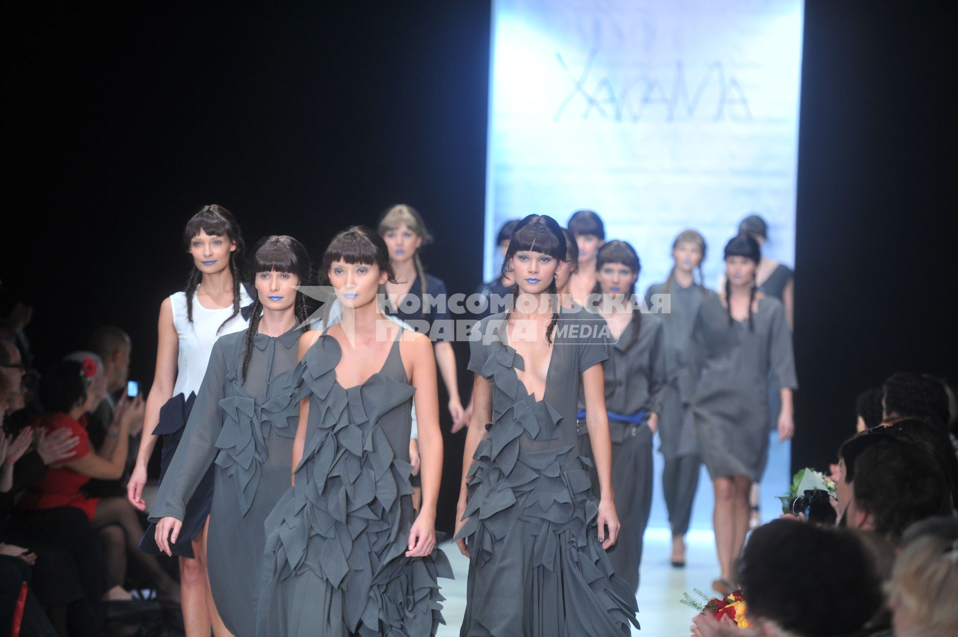 Во время показа коллекции марки ХАКАМА в рамках Mercedes-Benz Fashion Week Russia. 23 октября 2011 года.