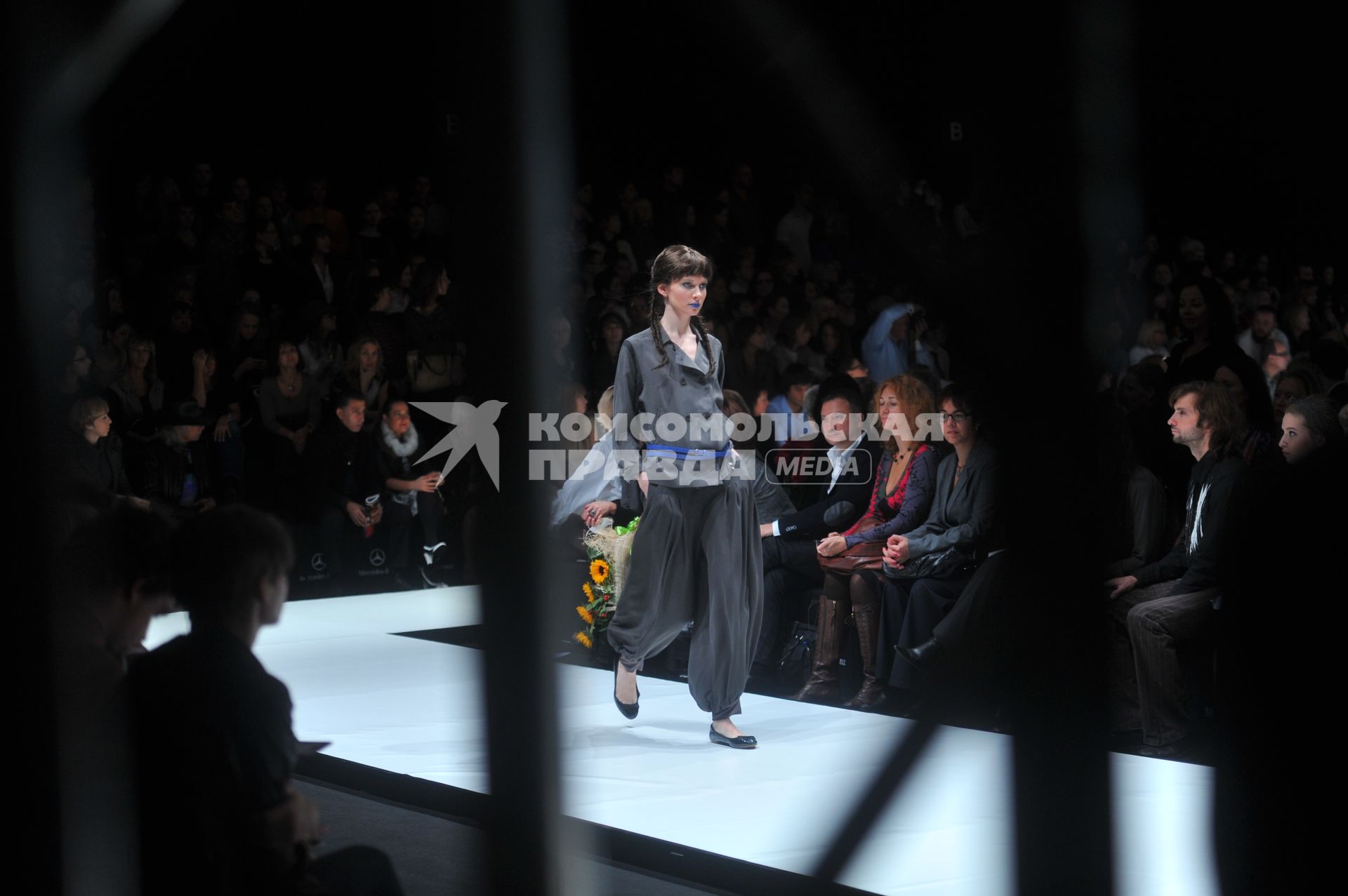 Во время показа коллекции марки ХАКАМА в рамках Mercedes-Benz Fashion Week Russia. 23 октября 2011 года.