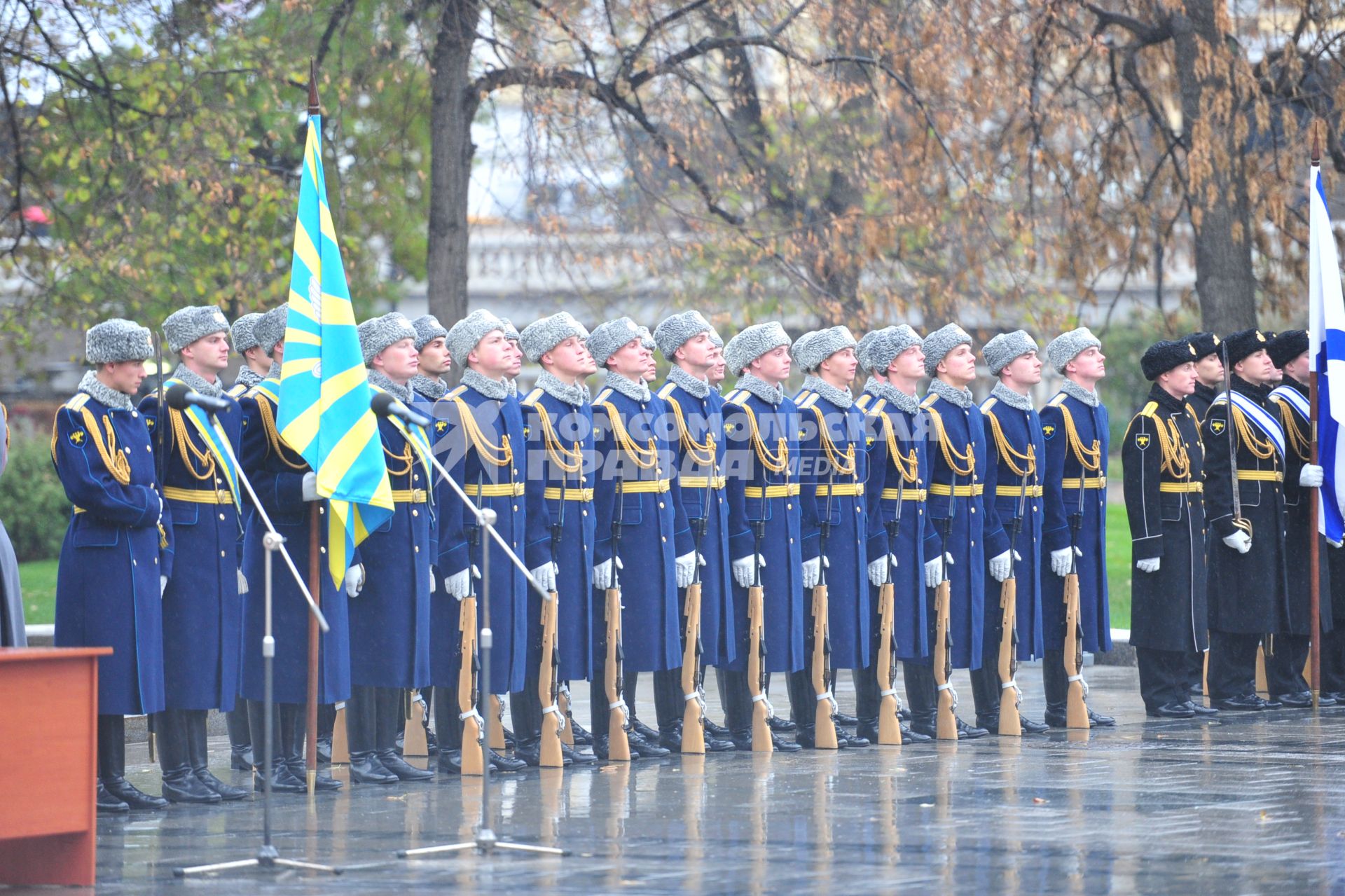 Увольнение в запас военнослужащих Президентского (Кремлевского) полка. На снимке: шеренга военнослужащих. 21 октября 2011 года.