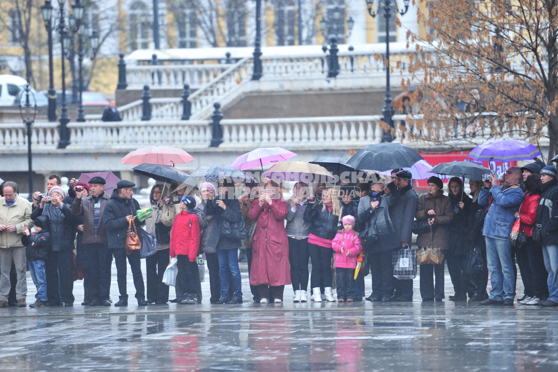 Дождь в Александровском саду. Люди под зонтами. 21 октября 2011 года.