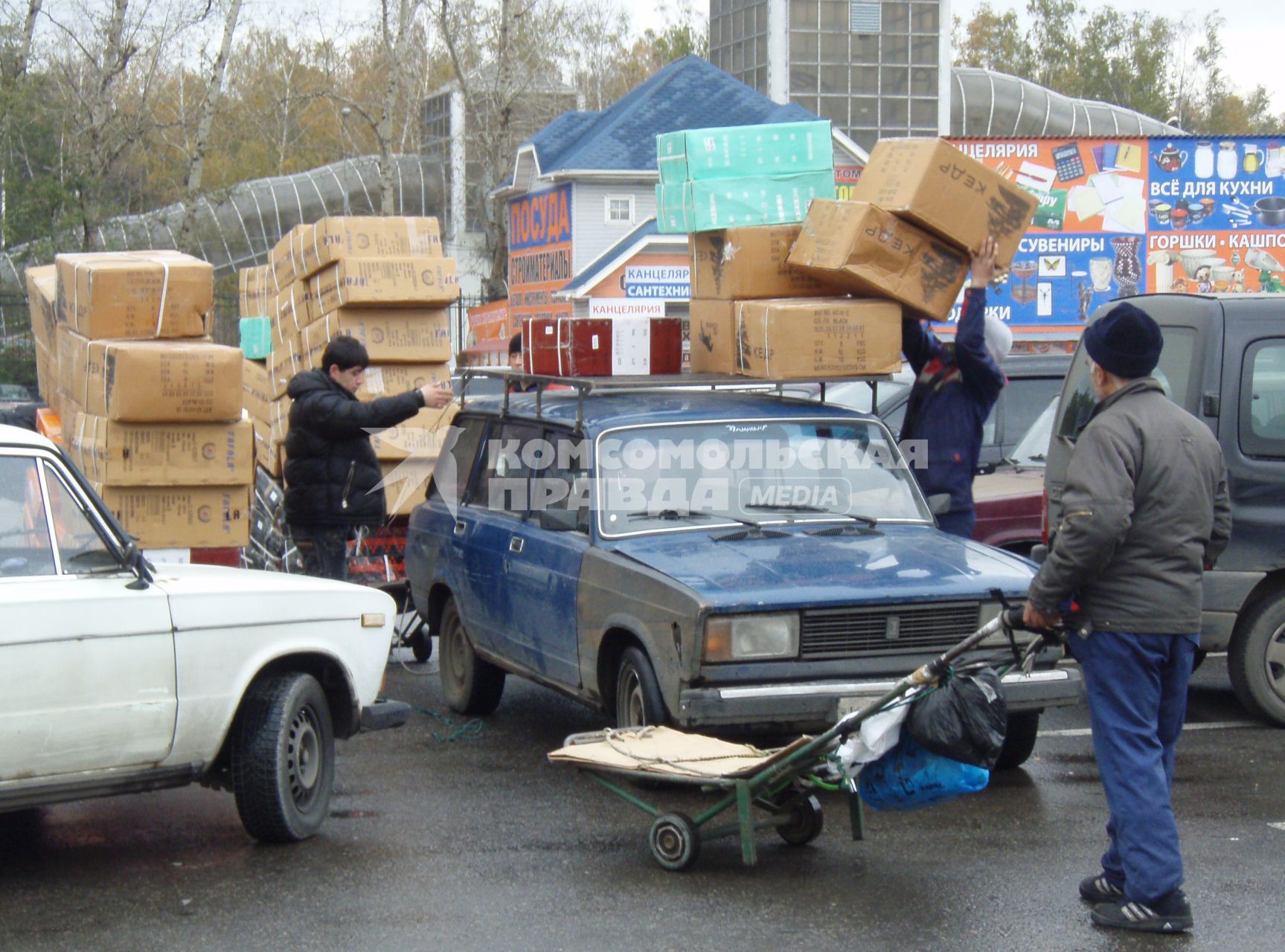 Мужчины разгружают коробки.  21 октября 2011г.