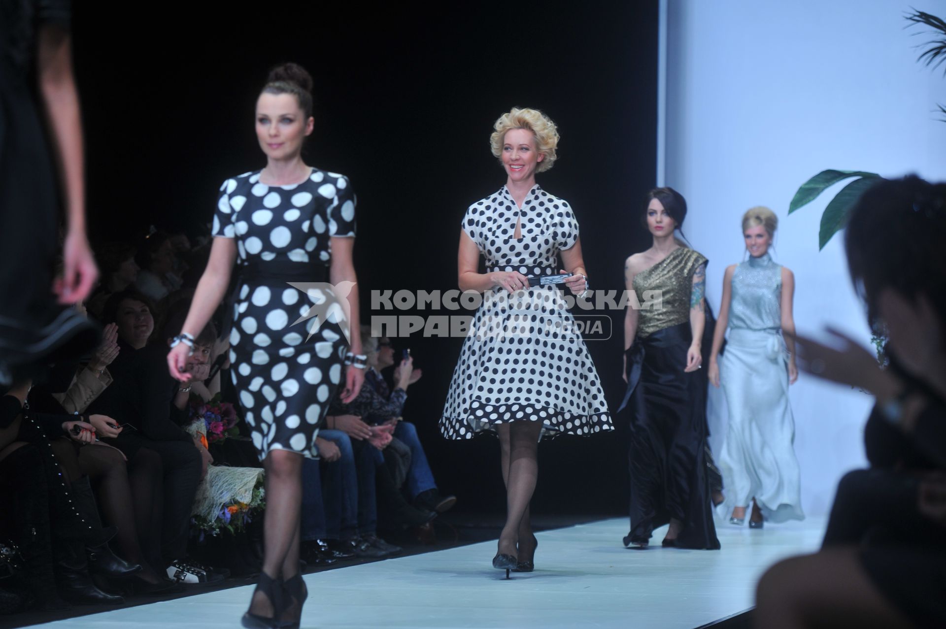 Российская Неделя моды Mersedes-Benz Fashion Week Russia сезон весна-лето 2012. Показ коллекции Elena Souproun. На снимке: телеведущая Татьяна Лазарева (вторая).  24 октября 2011г.