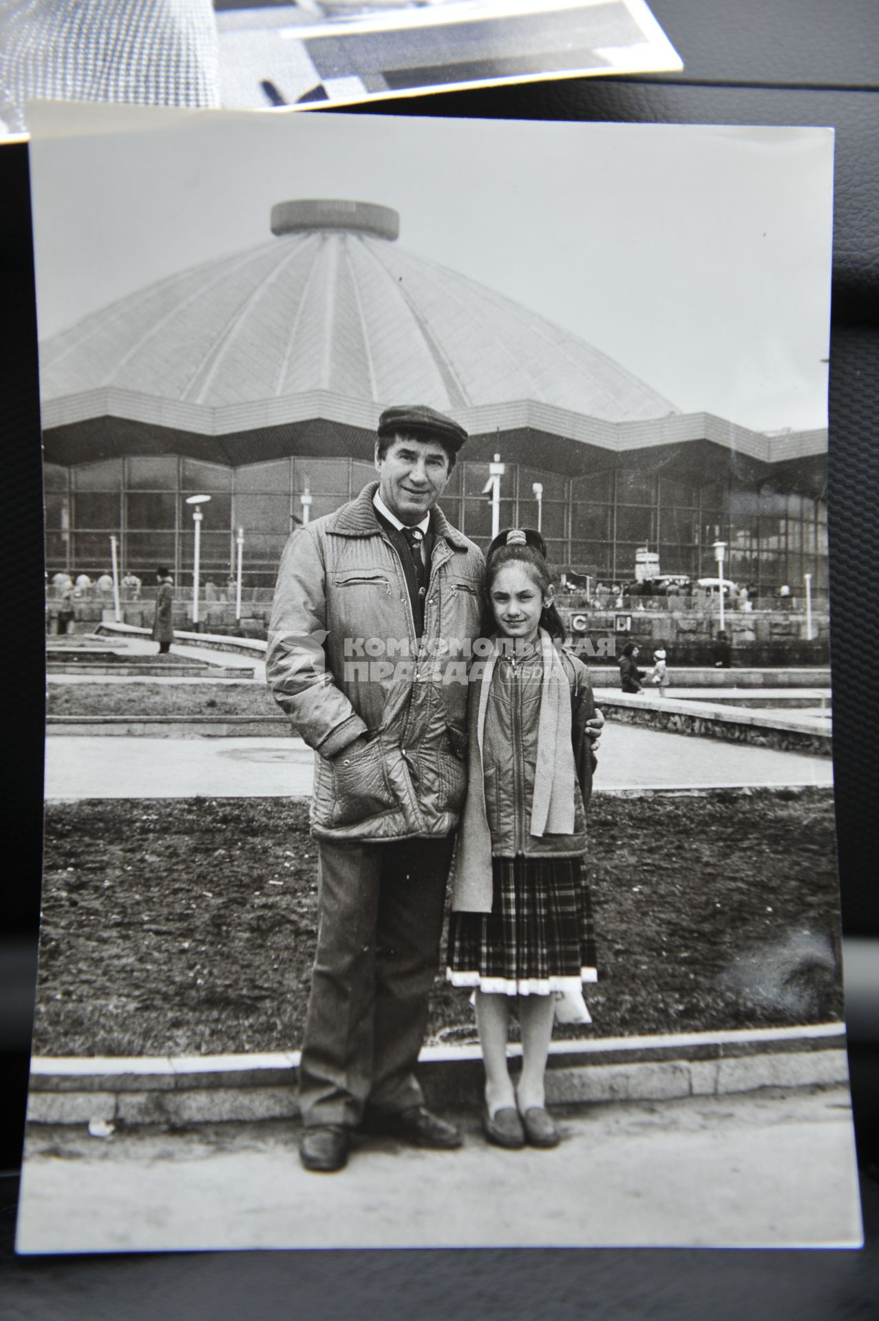 Фотографии из личного архива актера Мишулина Спартака. На снимке: Спартак Мишулин у цирка на Вернадского с дочерью. 20 октября 2011г.