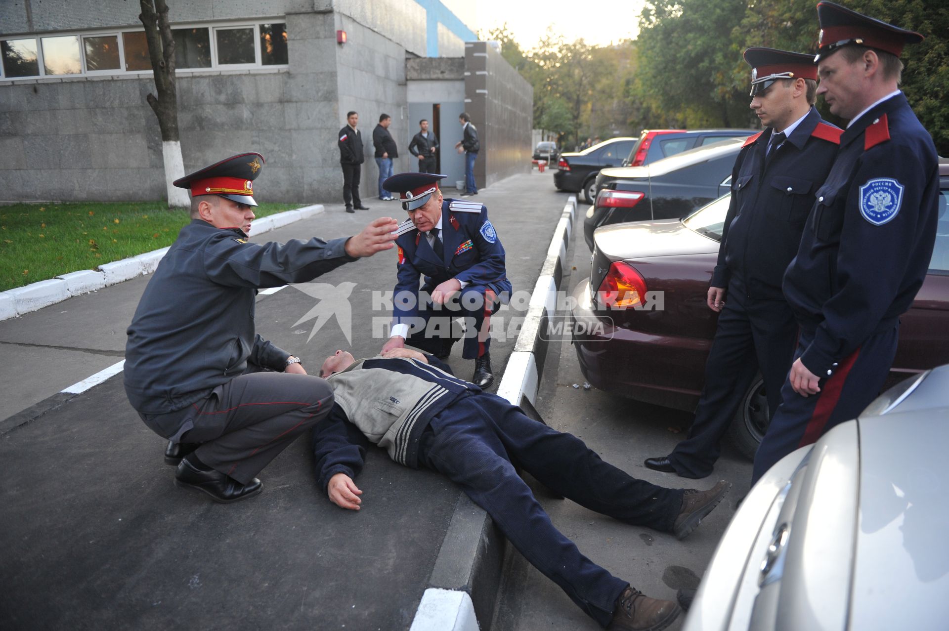 На охрану порядка в столице вышли казаки. На снимке: совместный патруль на улицах города. 24 сентября 2011 года.