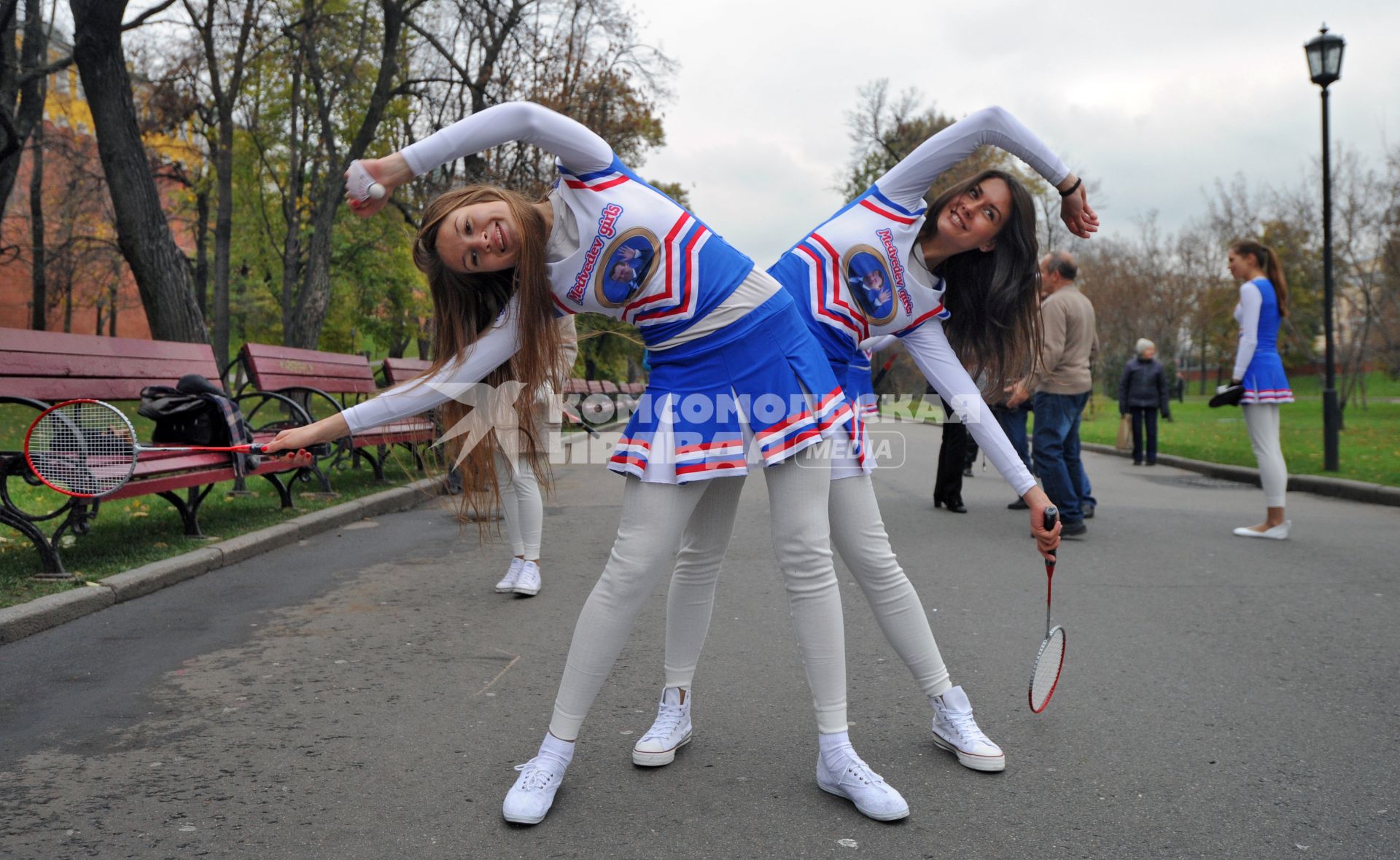 Активистки движения МЕДВЕДЕВ - НАШ ПРЕЗИДЕНТ они же MEDVEDEV GIRLS провели акцию по популяризации бадминтона возле Кремля в Александровском саду. 26 октября 2011г.