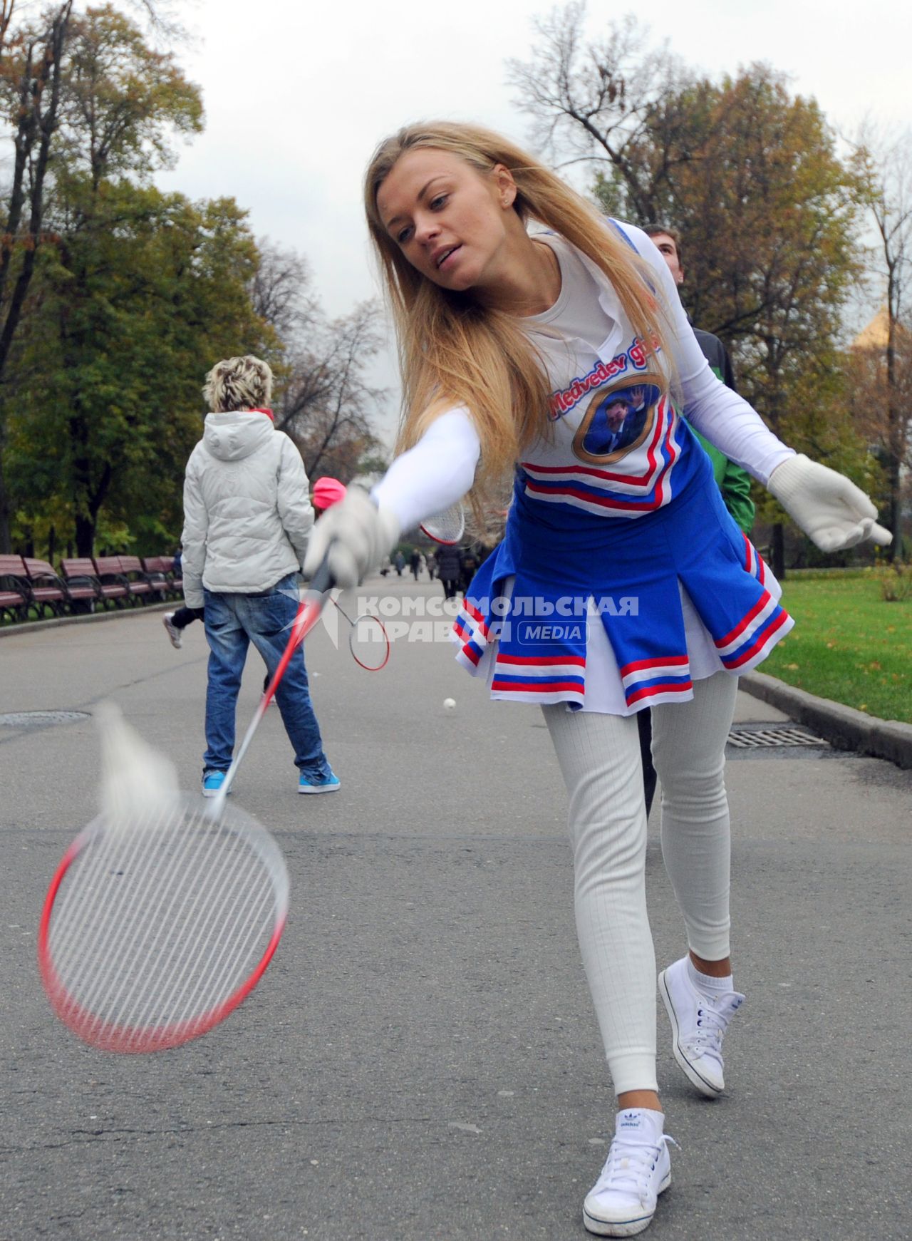 Активистки движения МЕДВЕДЕВ - НАШ ПРЕЗИДЕНТ они же MEDVEDEV GIRLS провели акцию по популяризации бадминтона возле Кремля в Александровском саду. 26 октября 2011г.