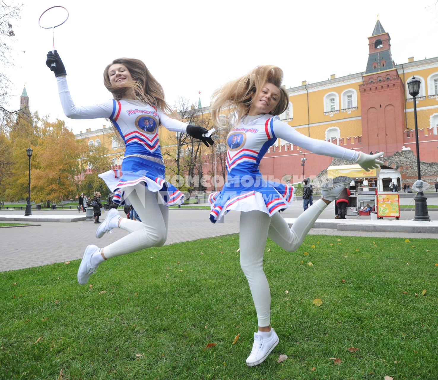 Активистки движения МЕДВЕДЕВ - НАШ ПРЕЗИДЕНТ они же MEDVEDEV GIRLS провели акцию по популяризации бадминтона возле Кремля в Александровском саду. 26 октября 2011г.