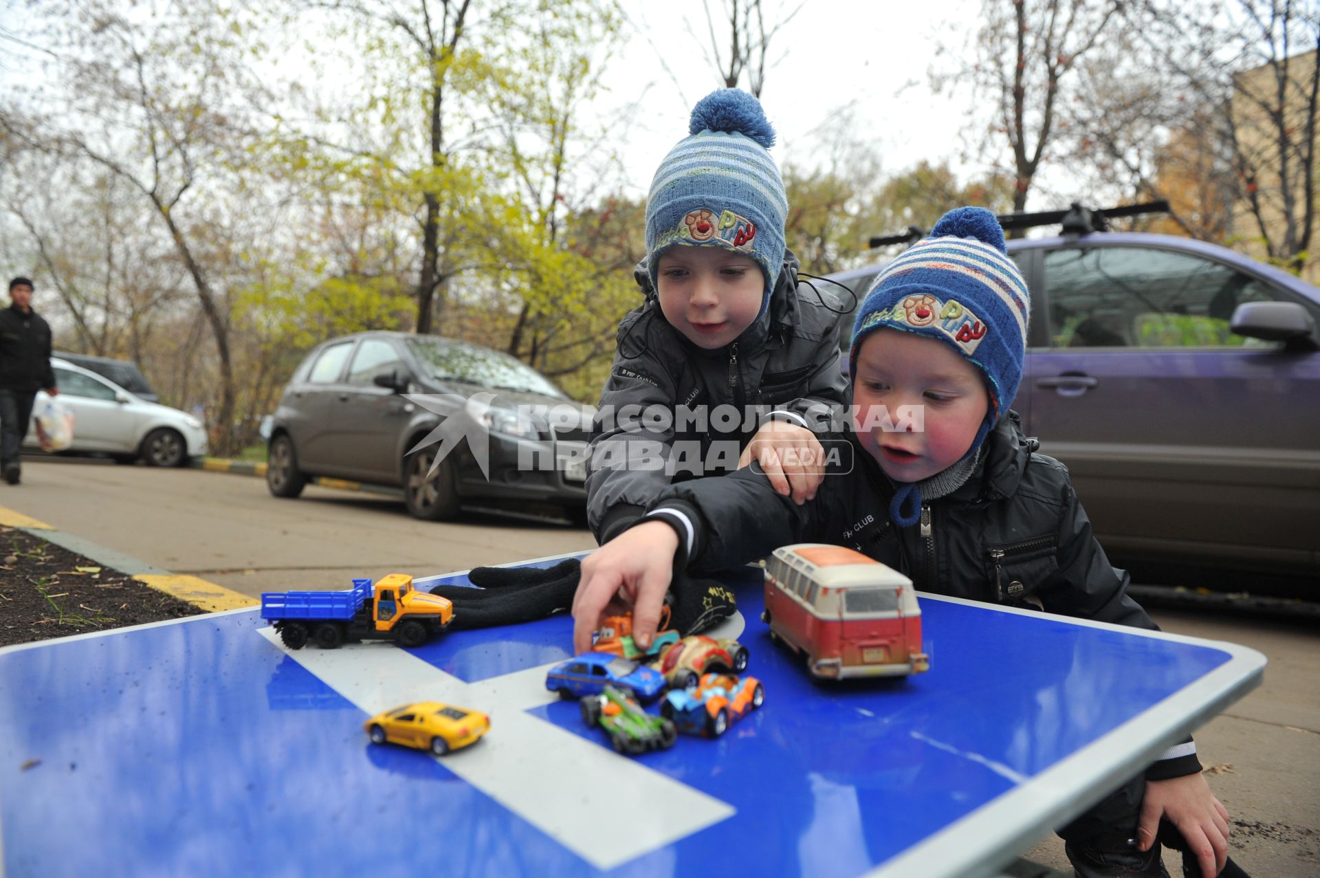 Мальчики  играют в машинки. Знак парковки. Дети. 26 октября 2011 г.