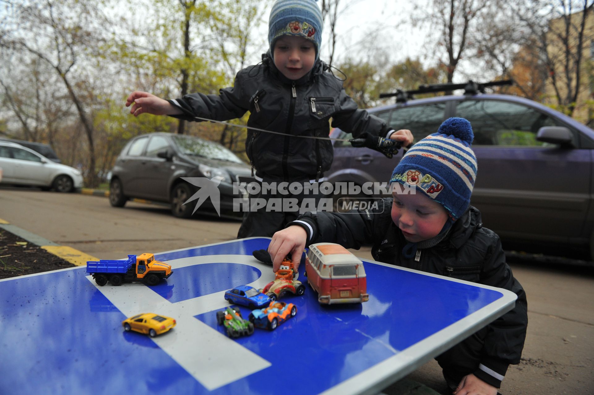 Мальчики  играют в машинки. Знак парковки. Дети. 26 октября 2011 г.