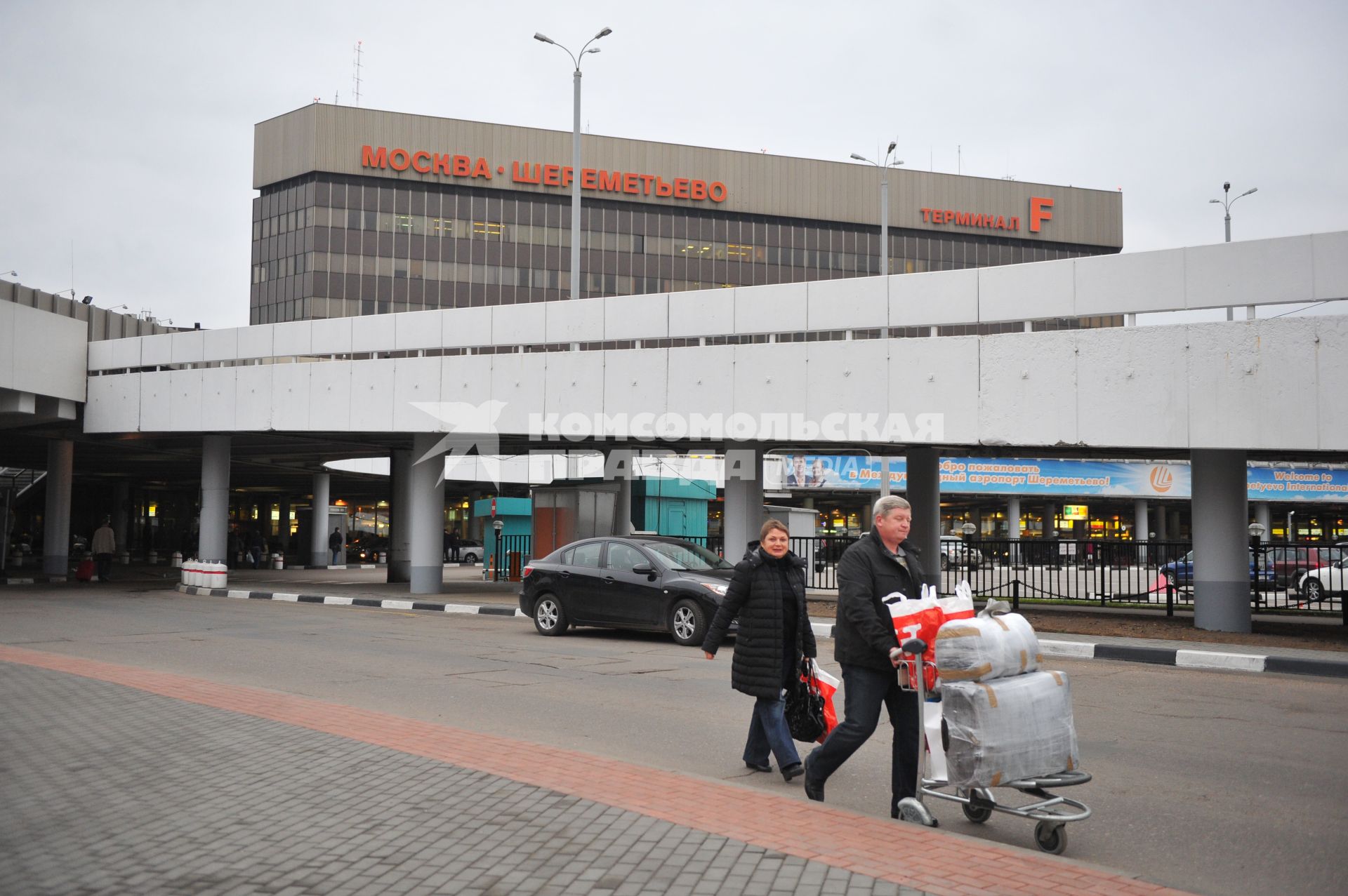 Москва. Международный аэропорт ШЕРЕМЕТЬЕВО терминал F. Пассажиры с багажом.  26 октября 2011 г.