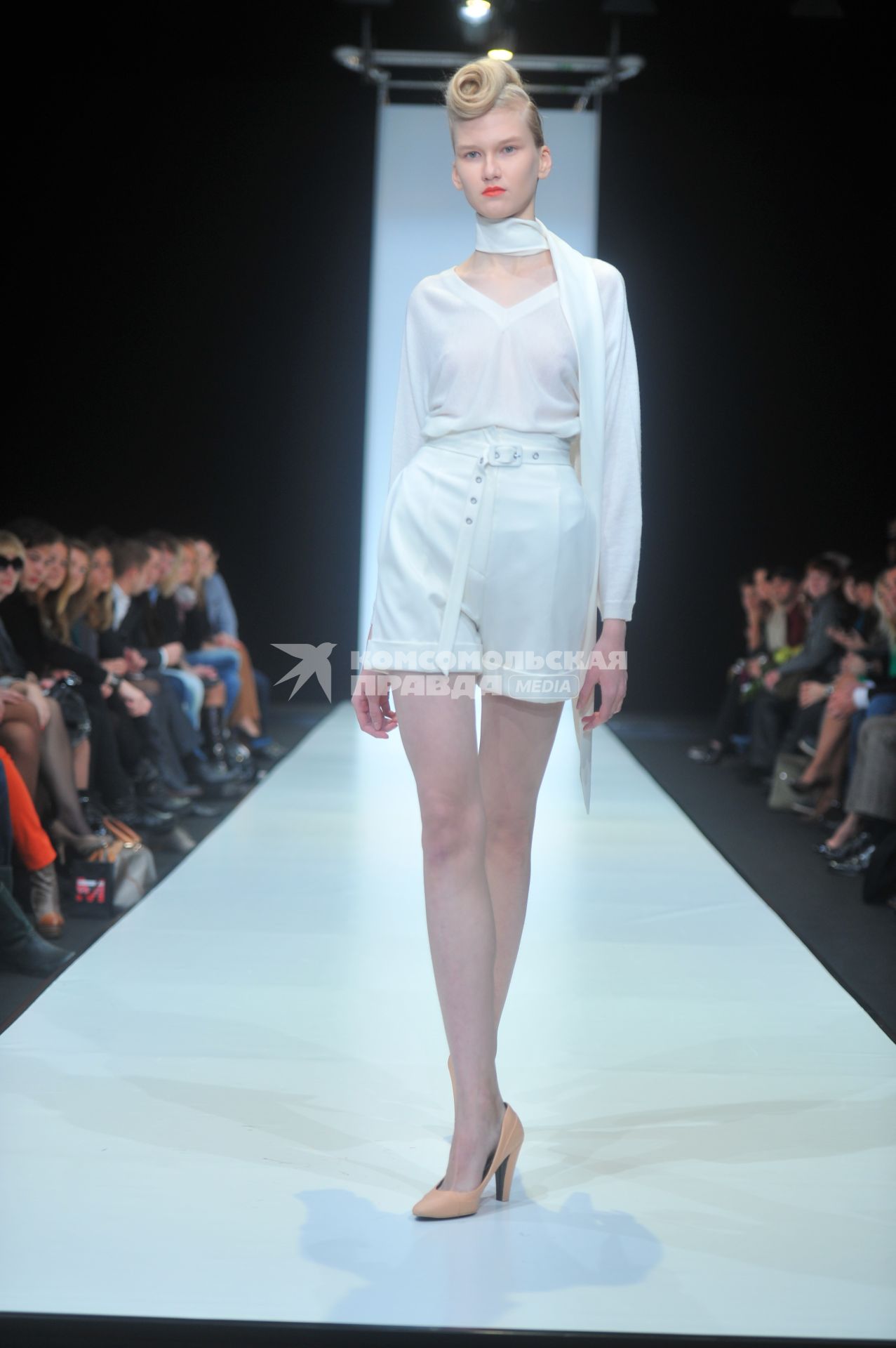 Показ коллекции TEGIN на неделе моды Mercedes-Benz Fashion Week. 23 октября 2011 года.