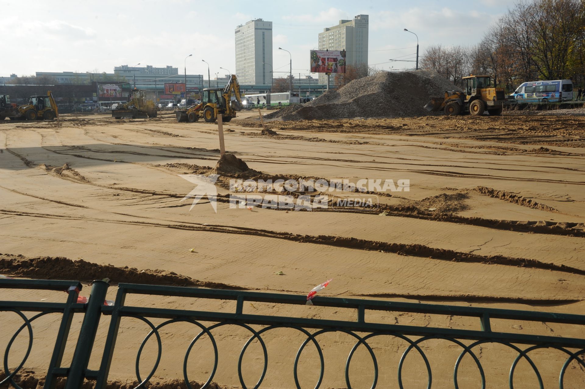 Москва. Выхино. Строительство парковки для автомобилей. 30 октября 2011 года.