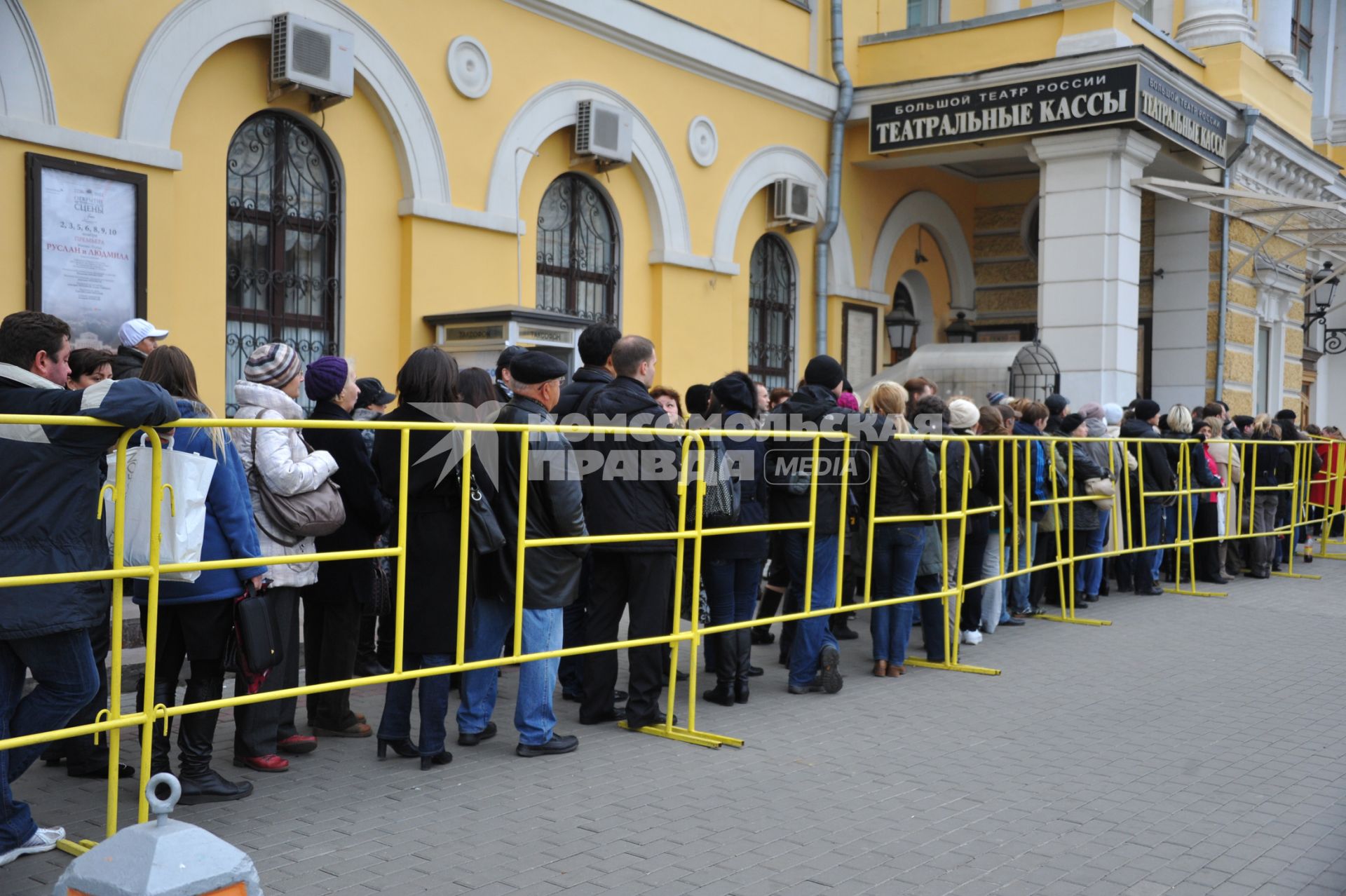 Продажа билетов в ГАБТ. На снимке: очередь в театральную кассу. 31 октября 2011 года.