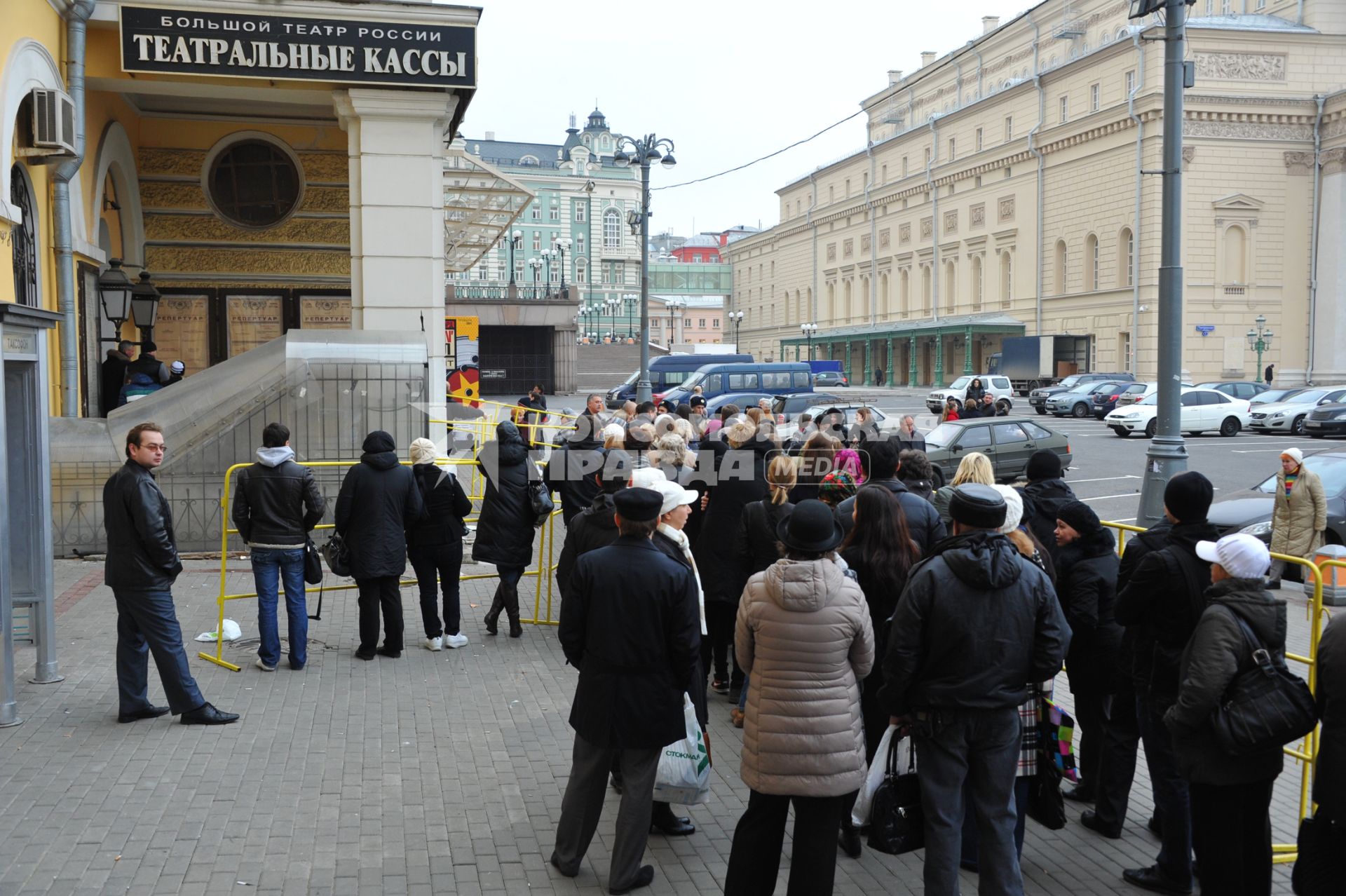 Продажа билетов в ГАБТ. На снимке: очередь в театральную кассу. 31 октября 2011 года.